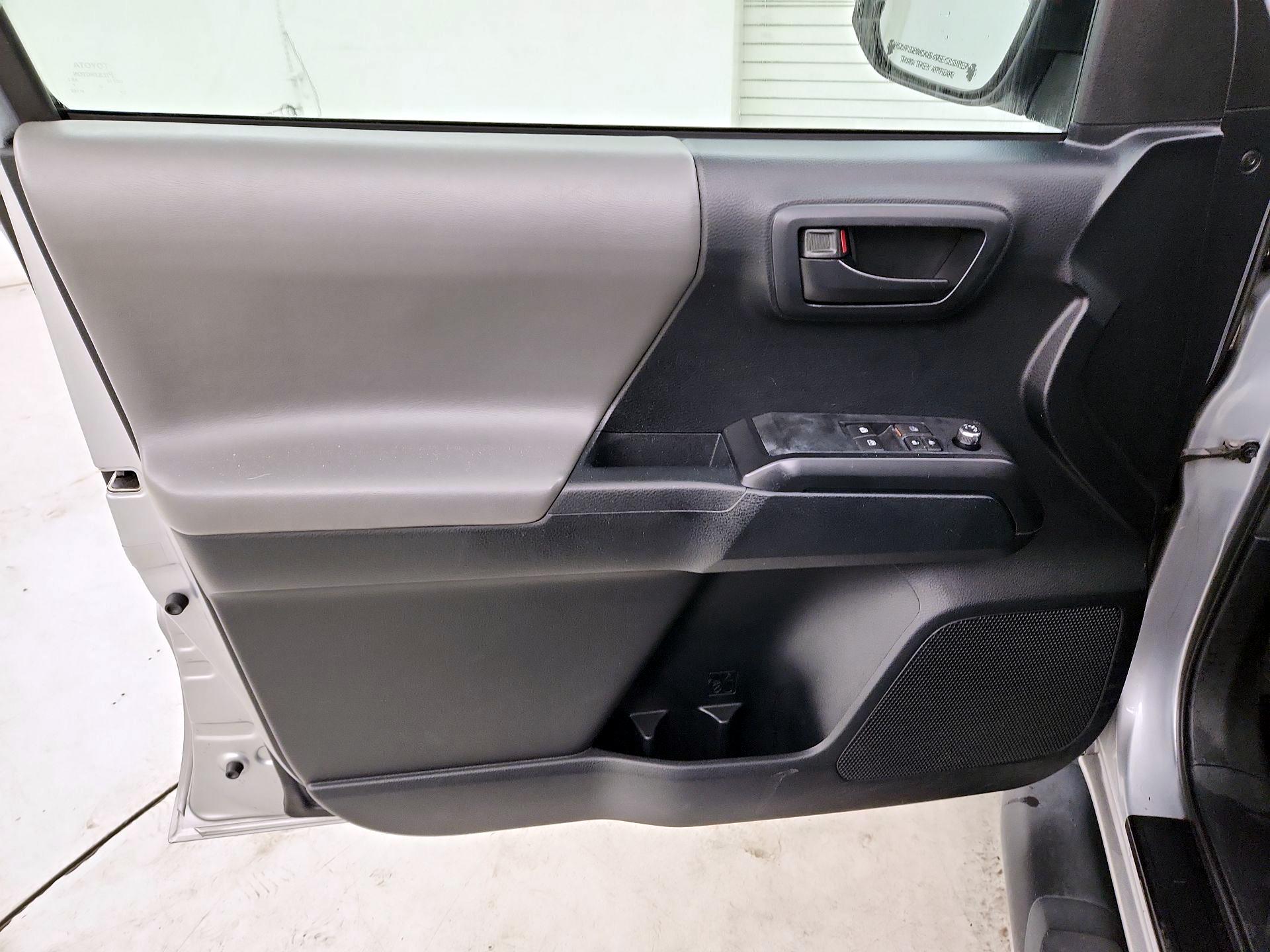 Thumbnail: 2016 Toyota Tacoma - 12