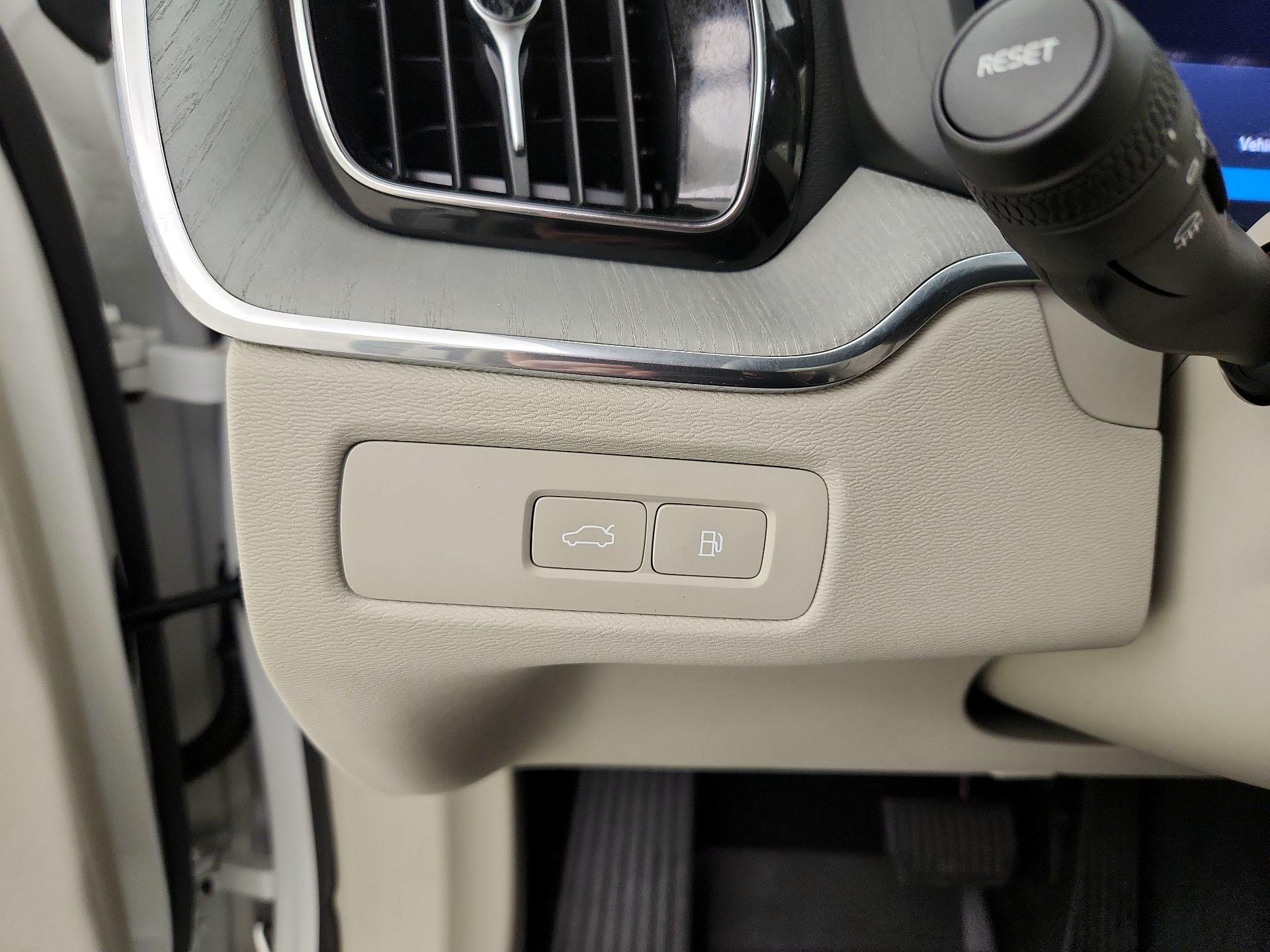 Thumbnail: 2025 Volvo XC60 - 13