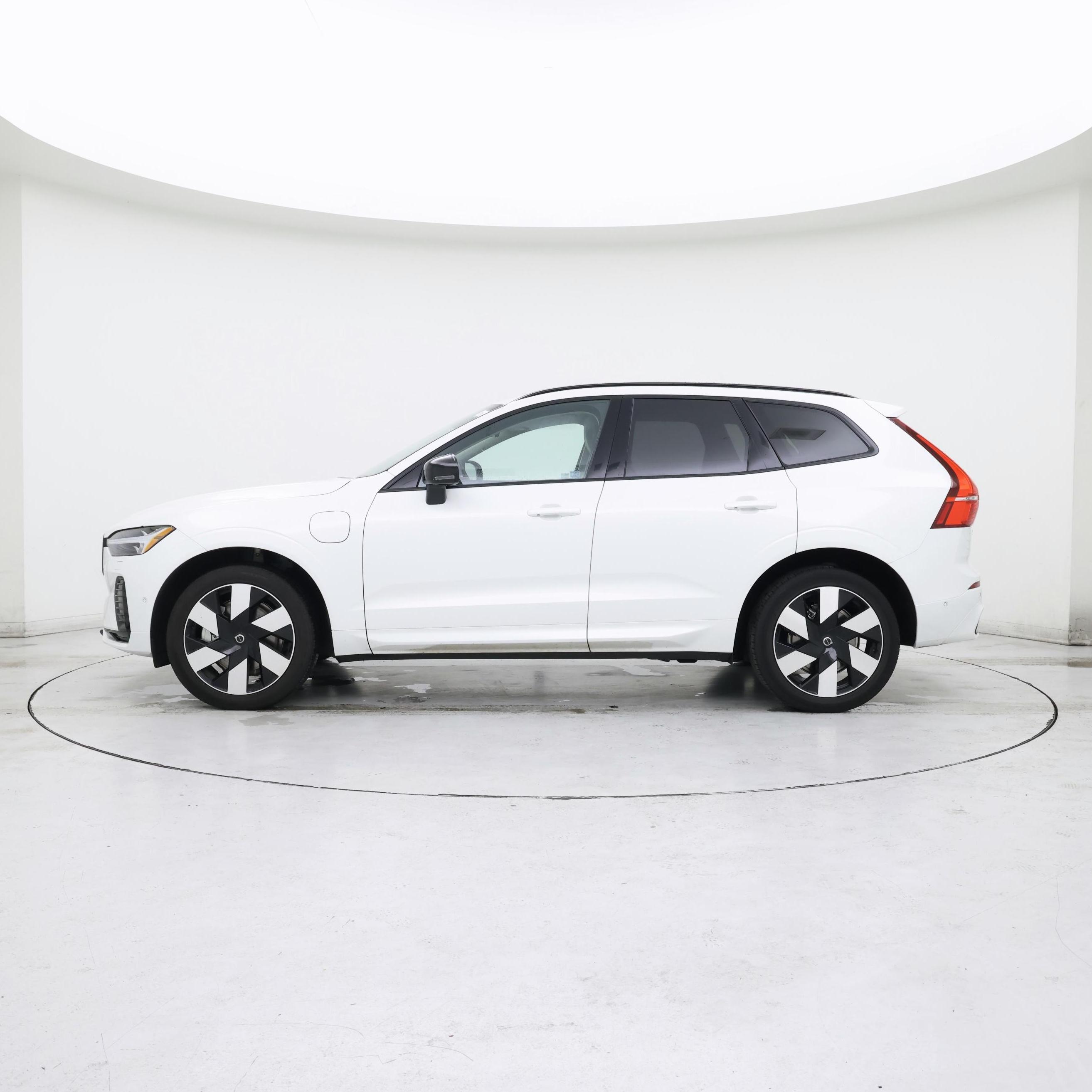 Thumbnail: 2025 Volvo XC60 - 3