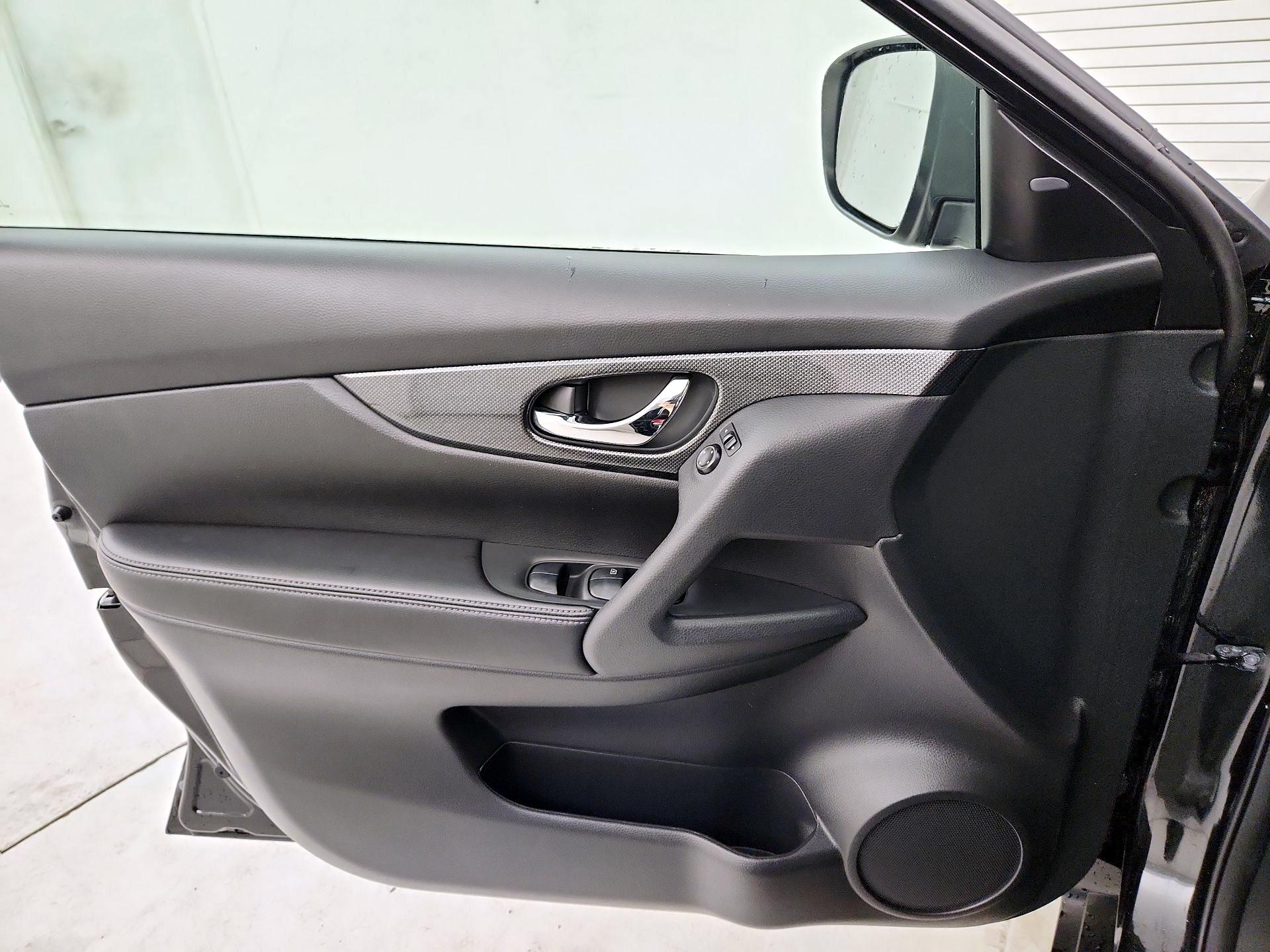 Thumbnail: 2016 Nissan Rogue - 12