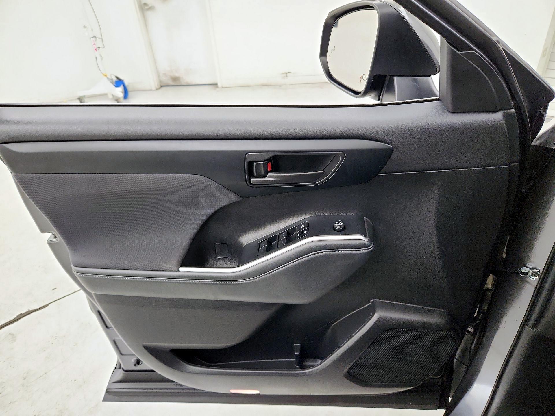 Thumbnail: 2023 Toyota Highlander - 12