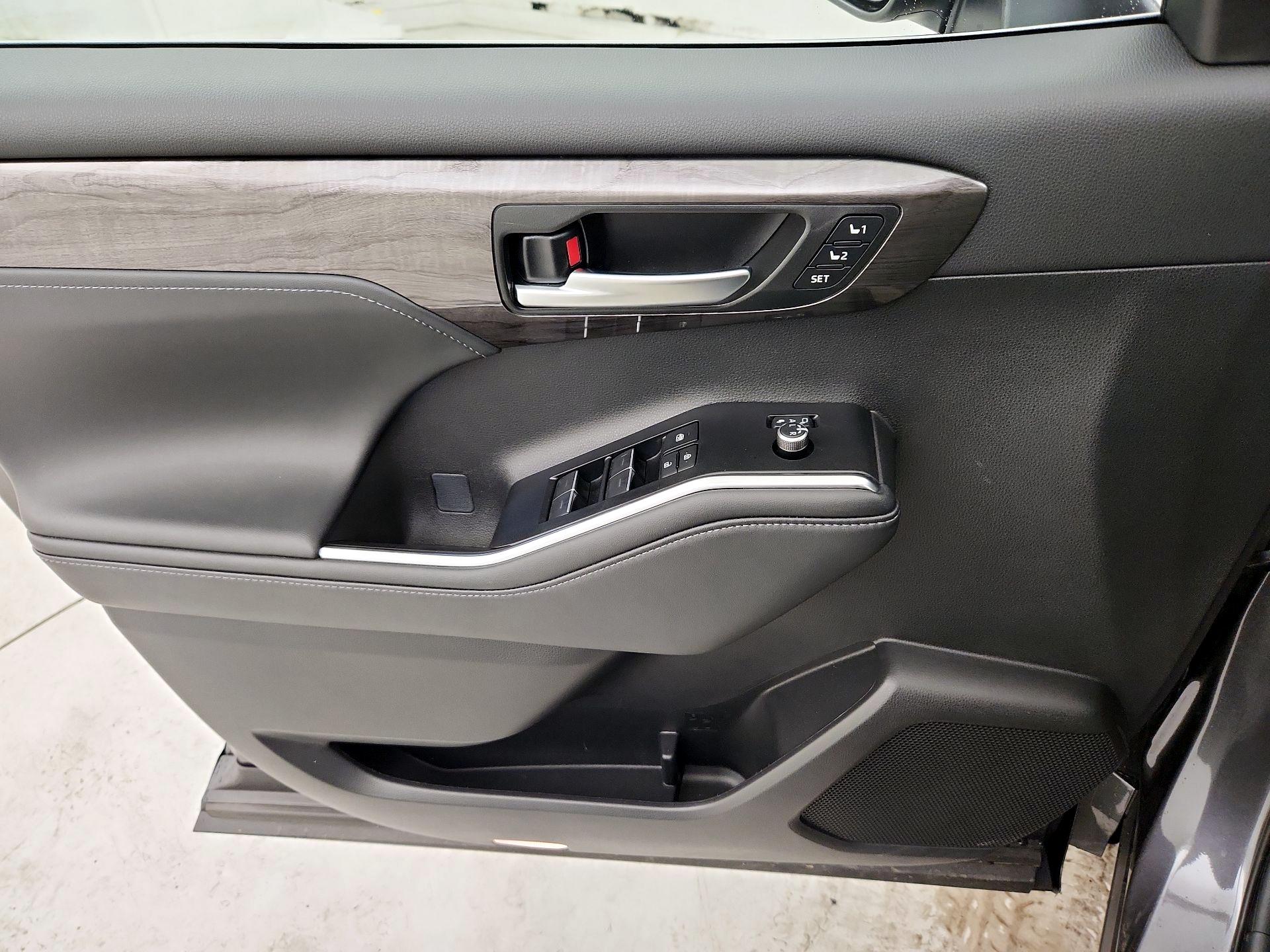 Thumbnail: 2025 Toyota Highlander - 12