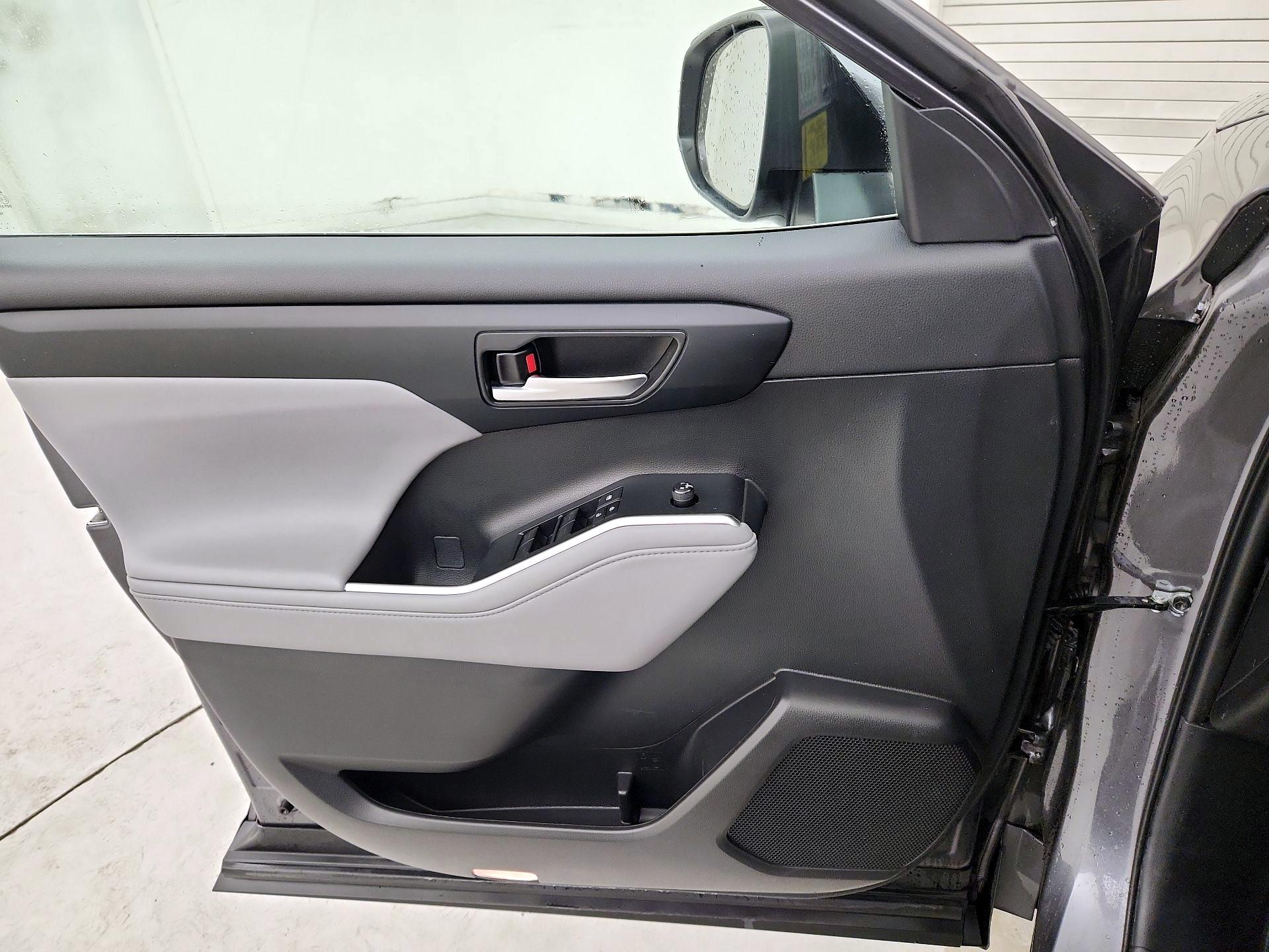 Thumbnail: 2023 Toyota Highlander - 12