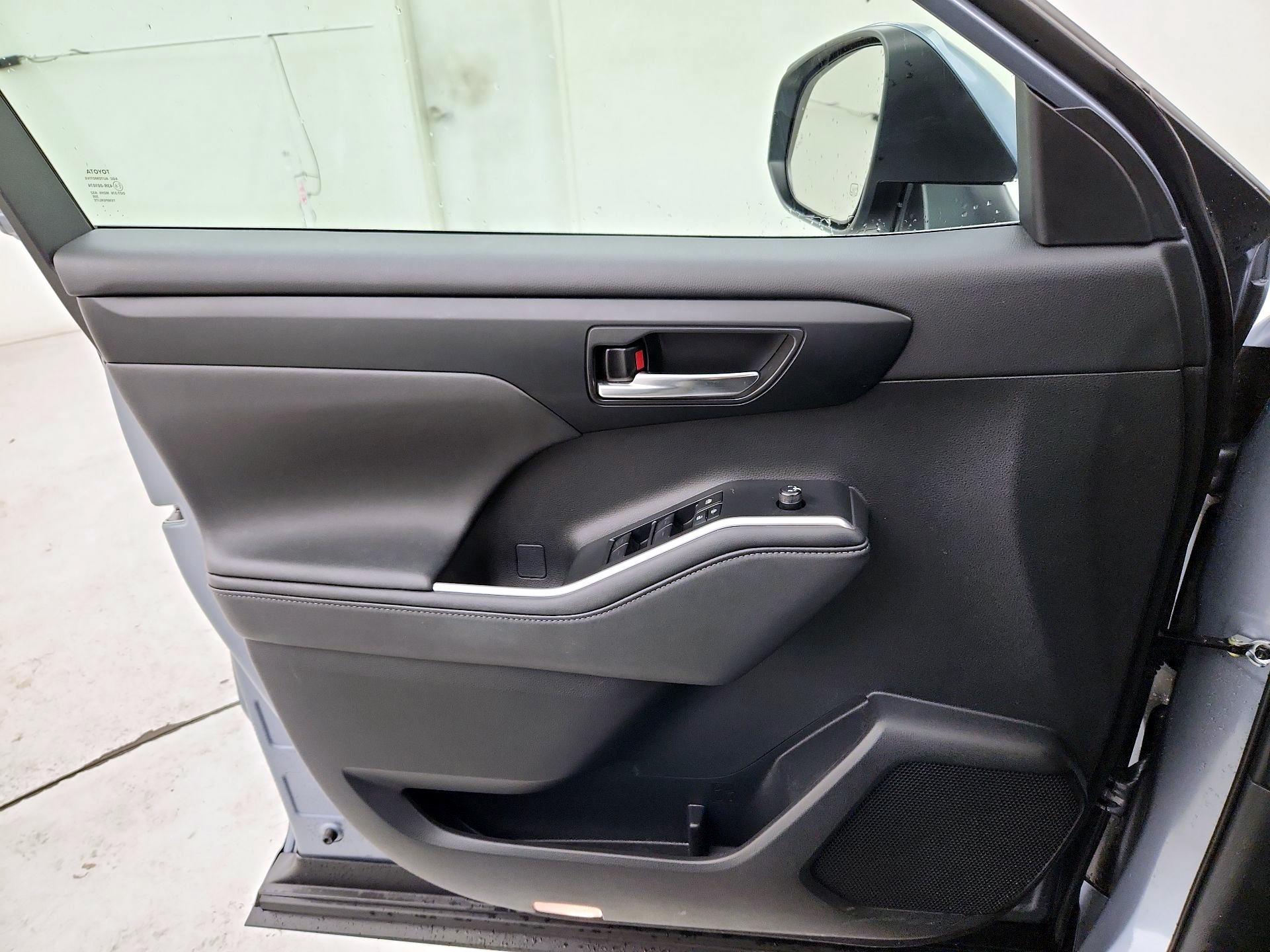 Thumbnail: 2024 Toyota Highlander - 12