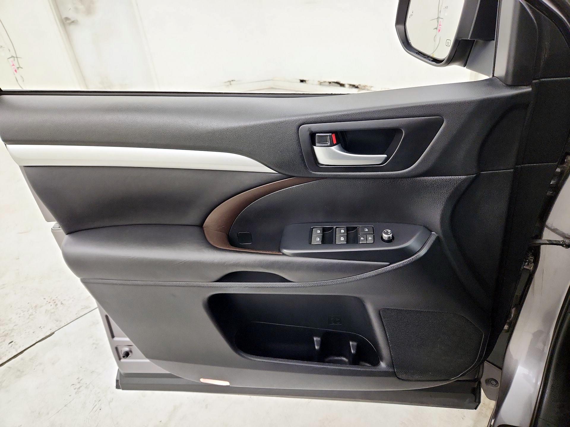 Thumbnail: 2017 Toyota Highlander - 12