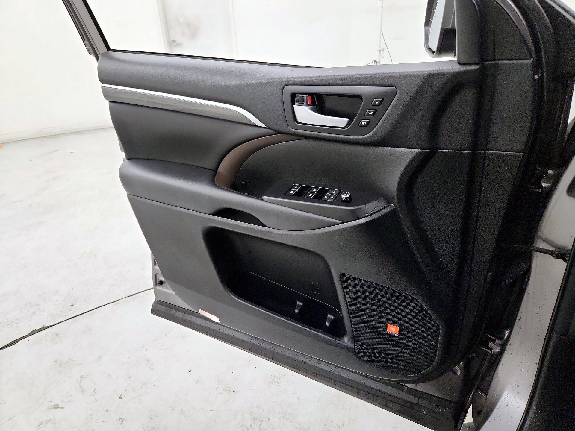 Thumbnail: 2018 Toyota Highlander - 12