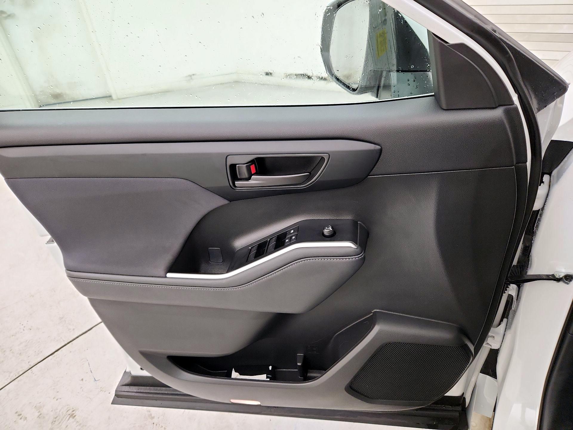 Thumbnail: 2023 Toyota Highlander - 12