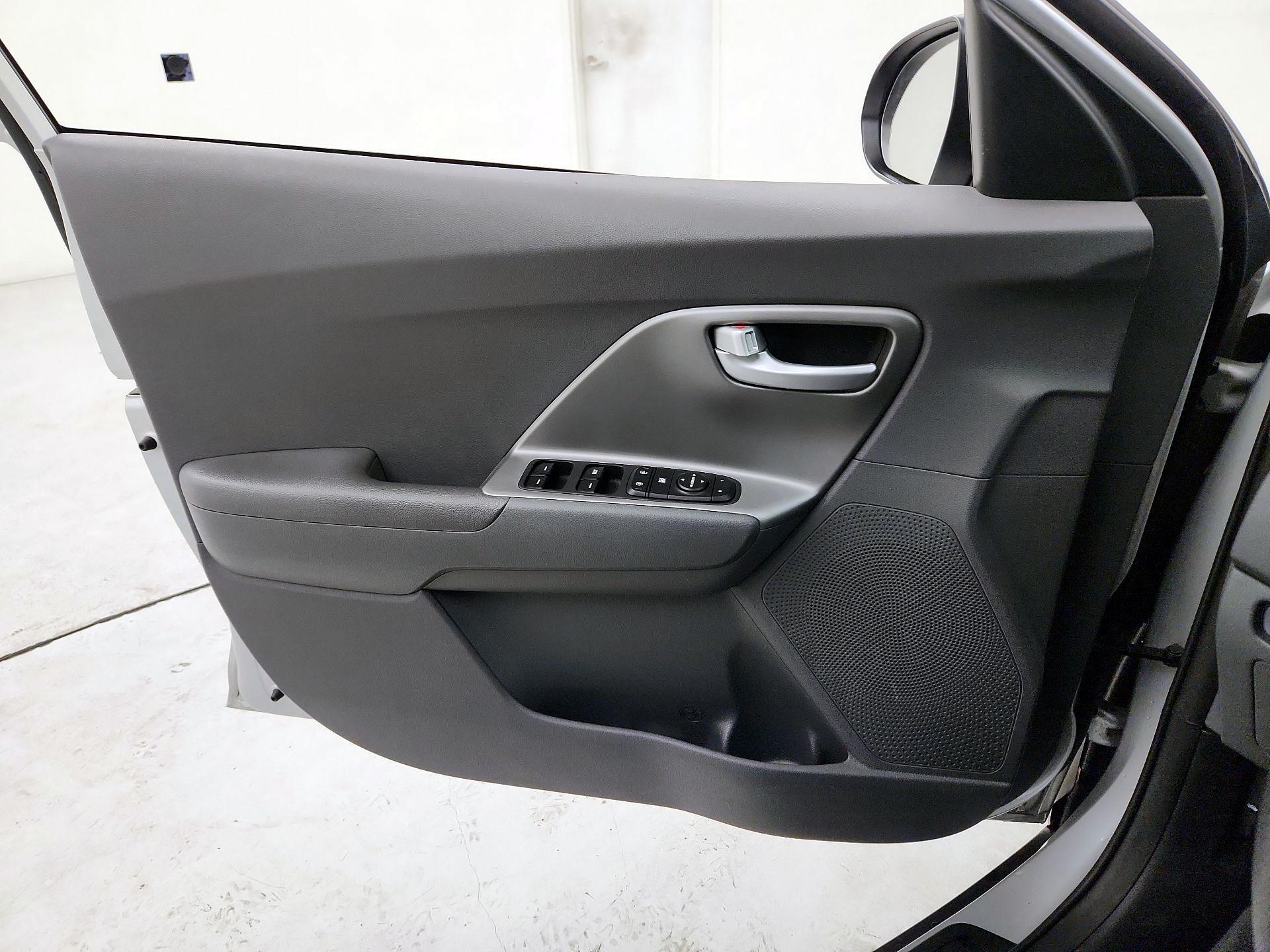 Thumbnail: 2019 Kia Niro - 12