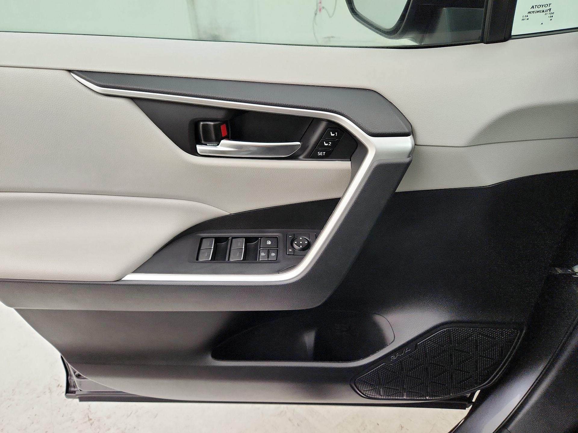 Thumbnail: 2022 Toyota RAV4 - 12