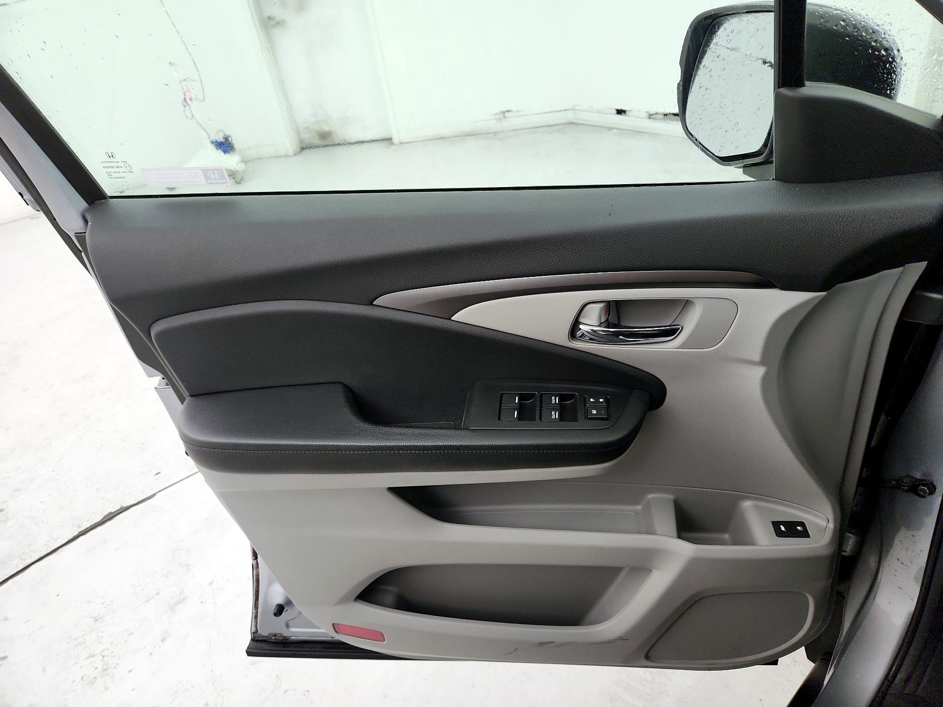 Thumbnail: 2017 Honda Pilot - 12