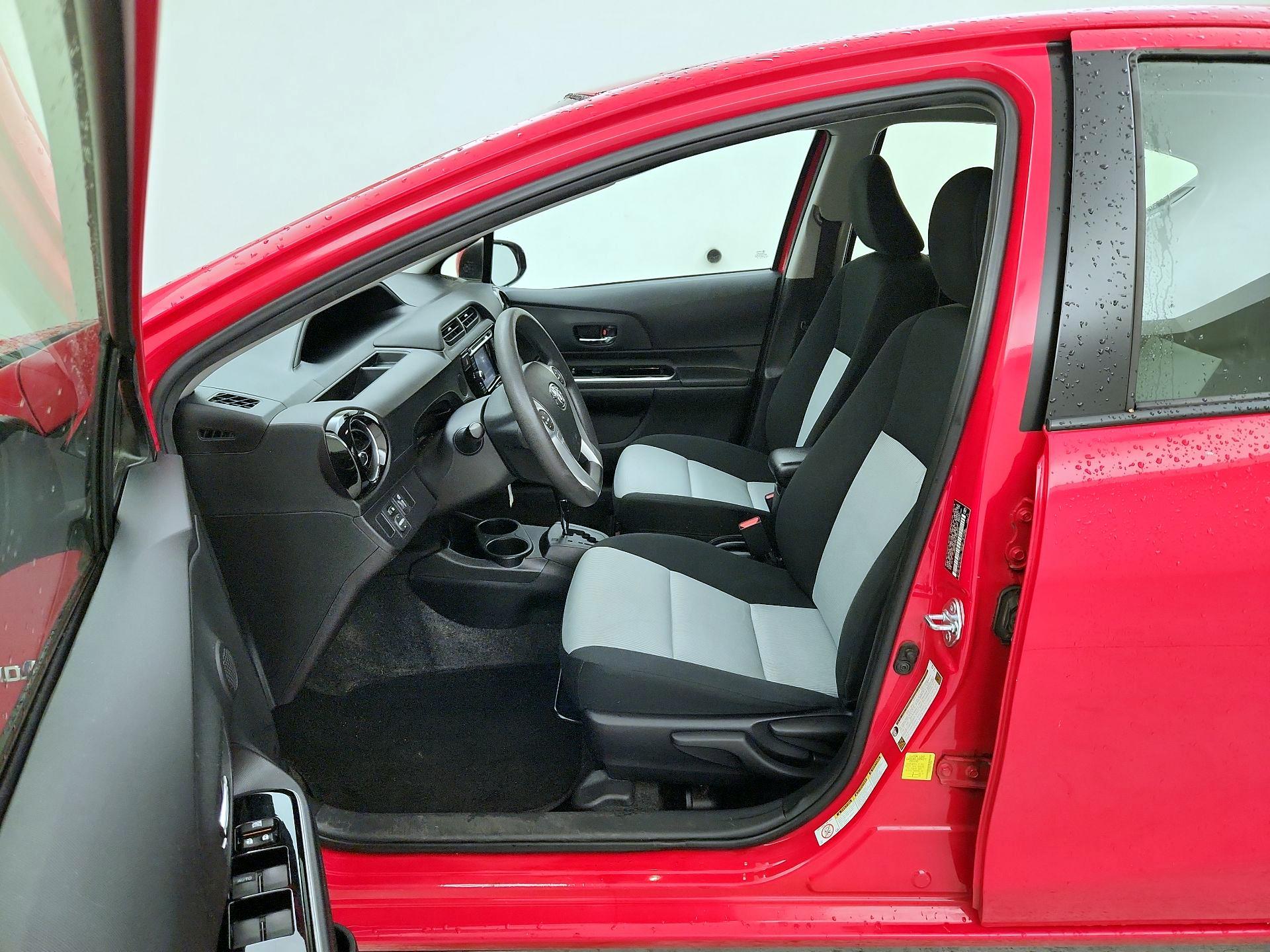 Thumbnail: 2015 Toyota Prius c - 11