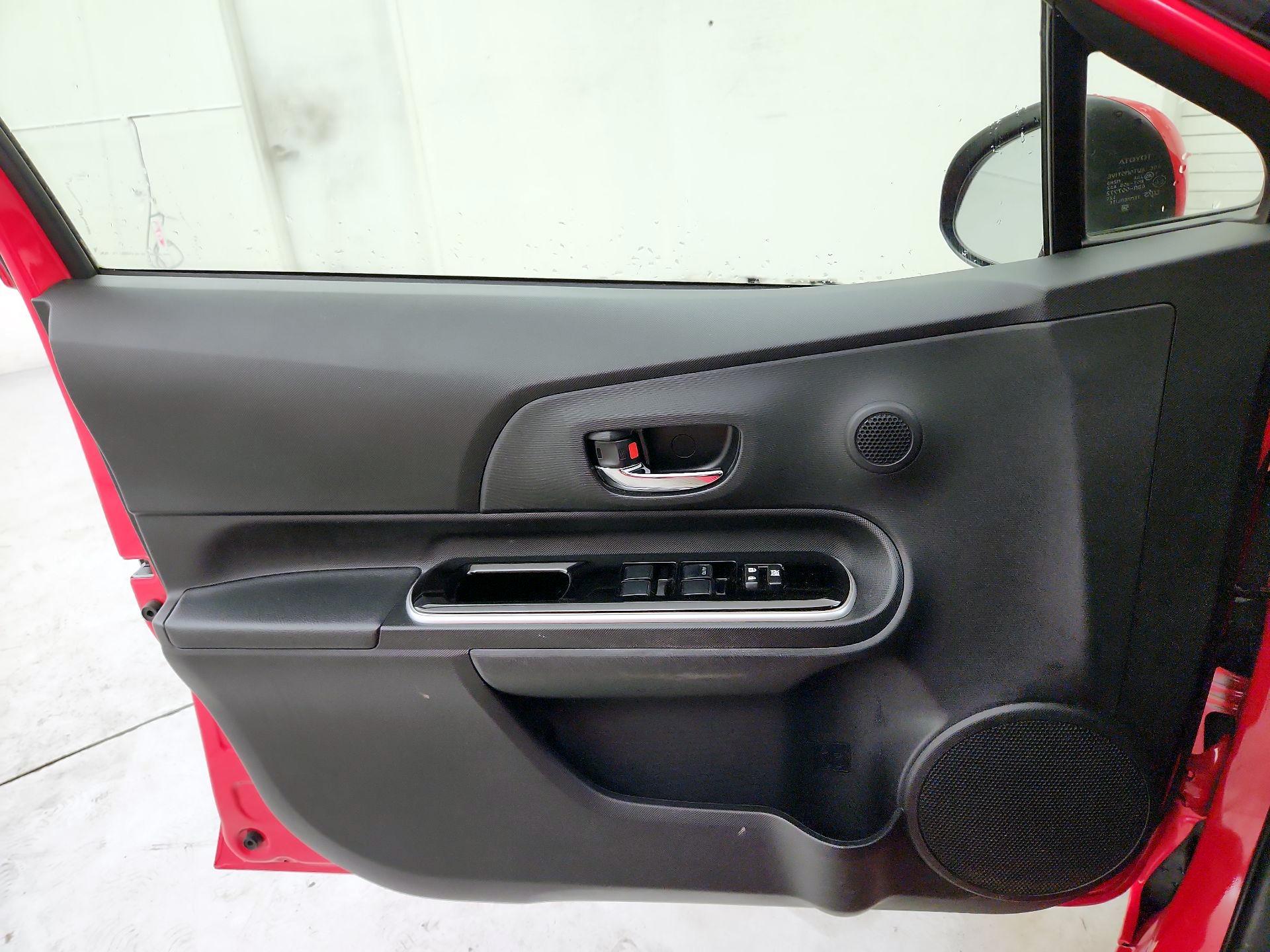 Thumbnail: 2015 Toyota Prius c - 12