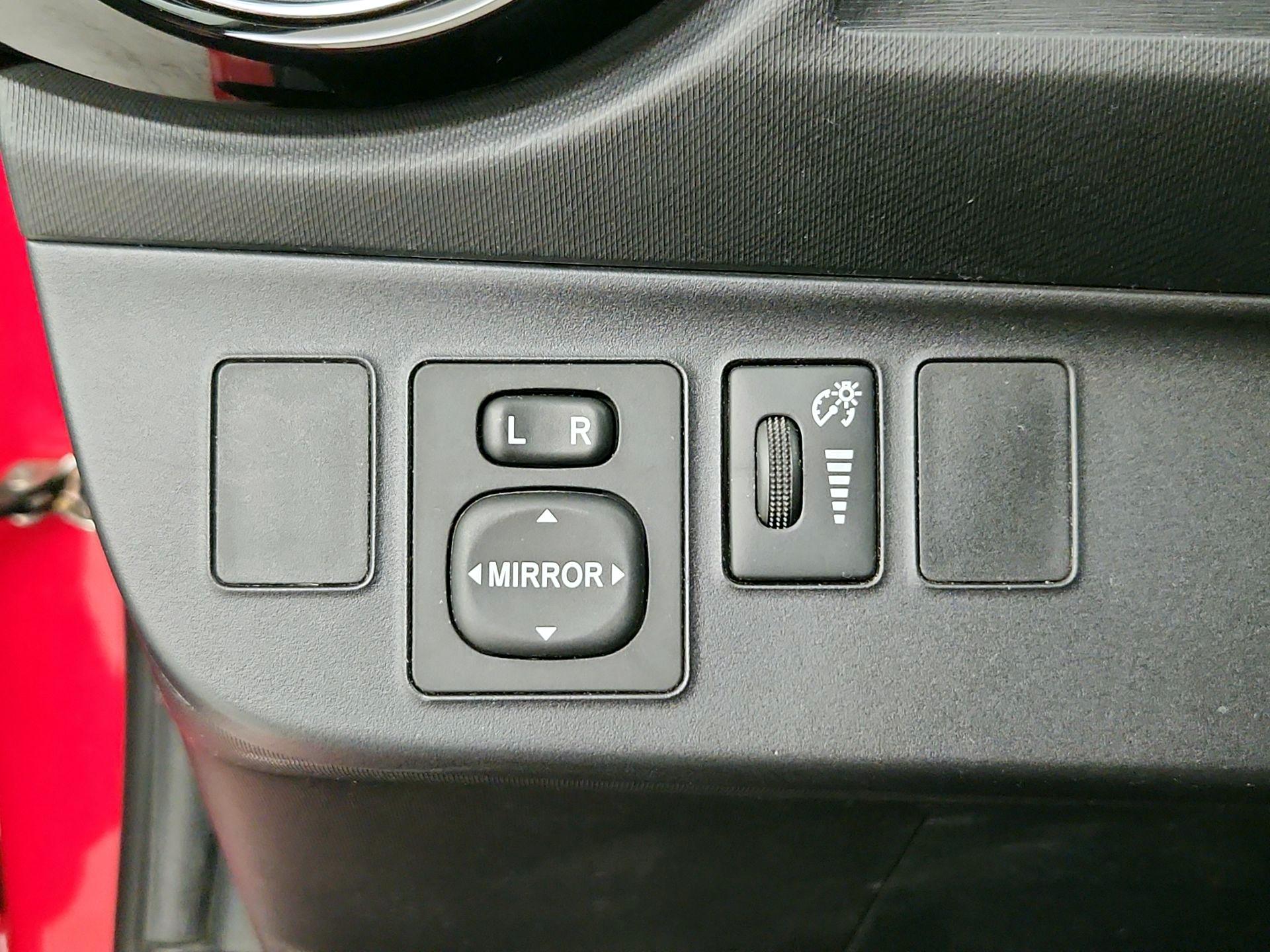 Thumbnail: 2015 Toyota Prius c - 13