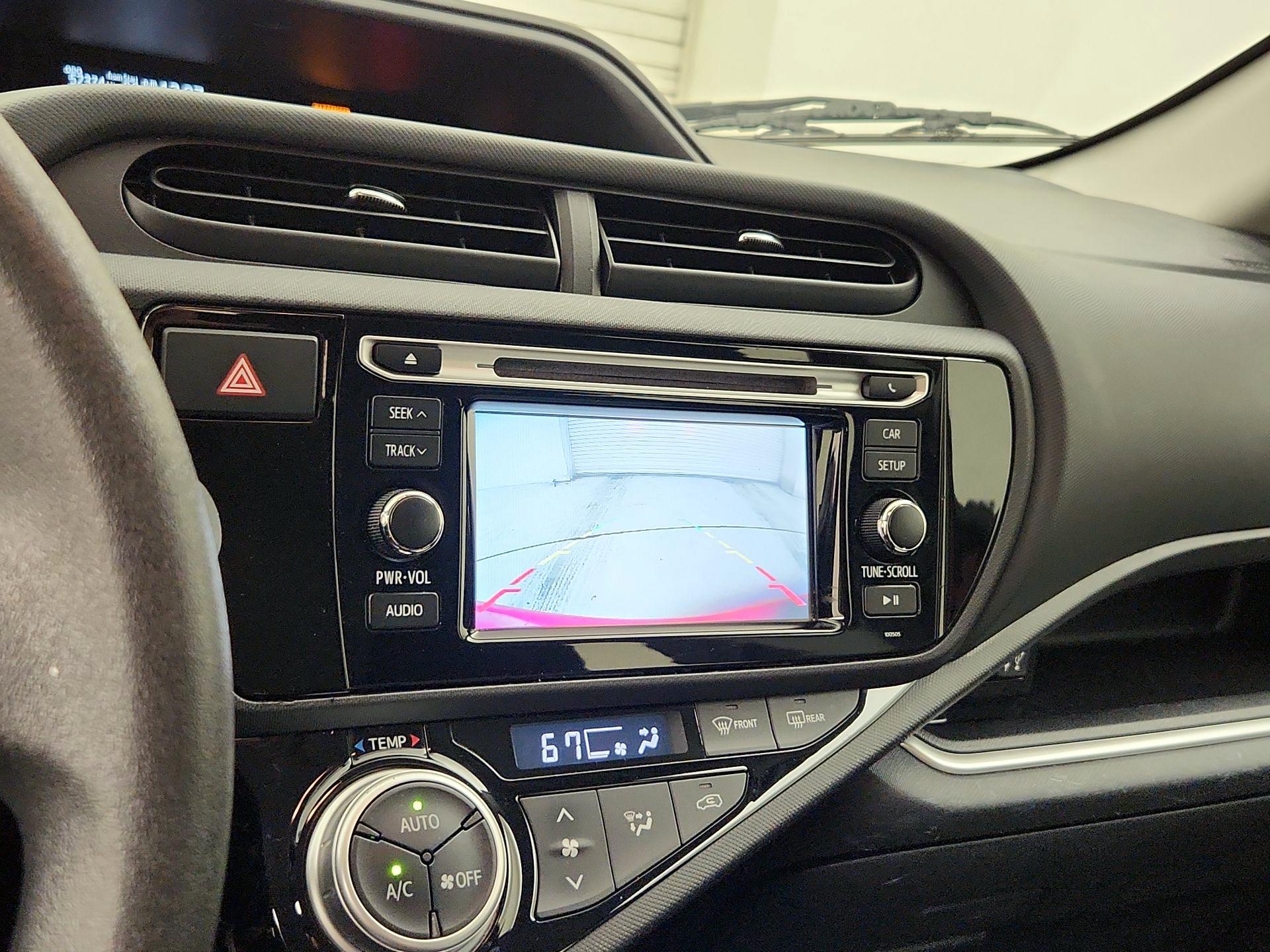 Thumbnail: 2015 Toyota Prius c - 14