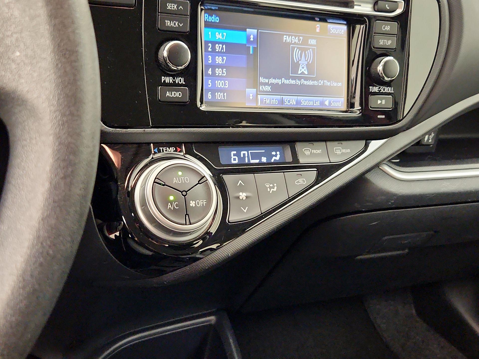 Thumbnail: 2015 Toyota Prius c - 16