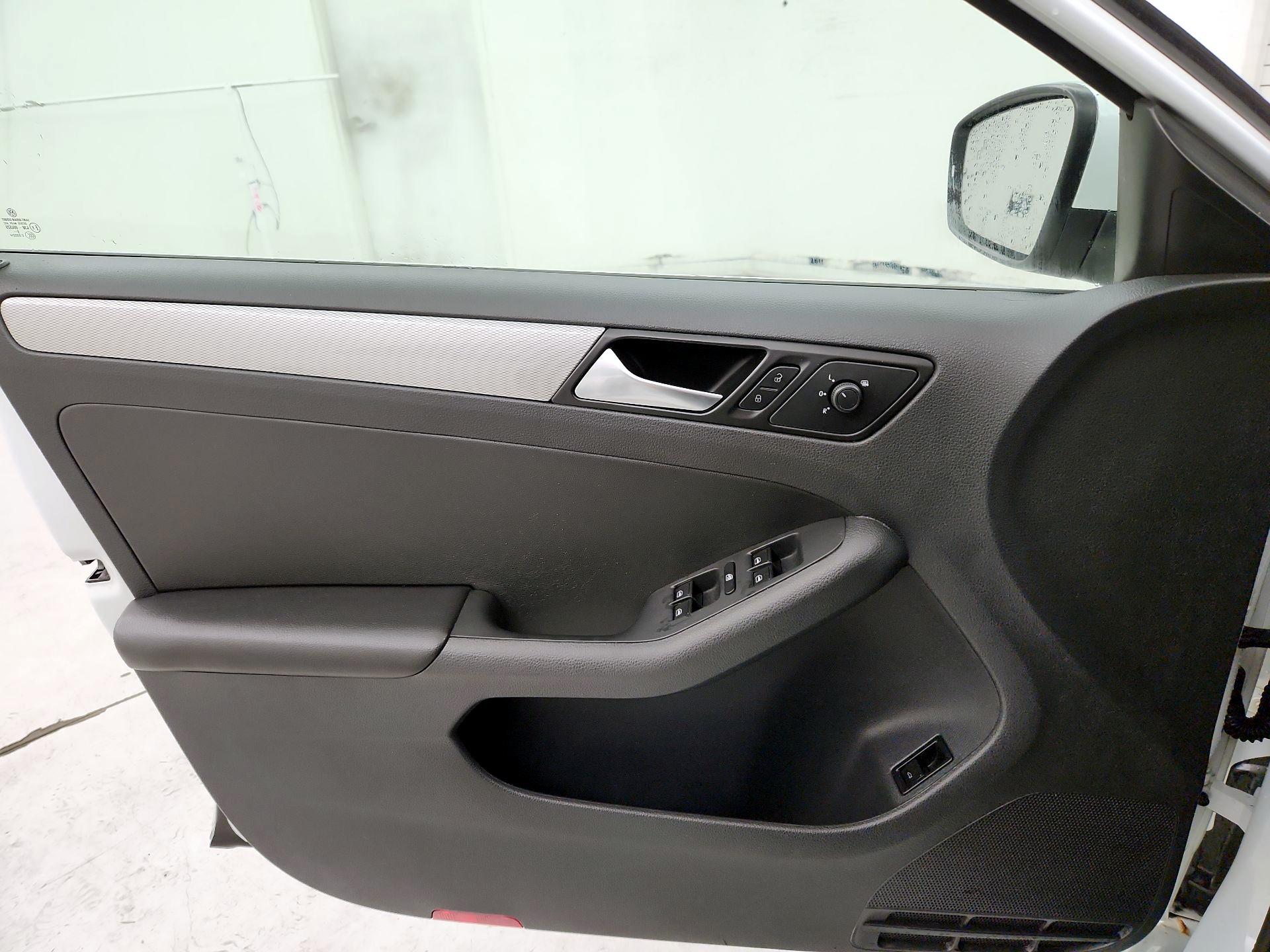 Thumbnail: 2017 Volkswagen Jetta - 12