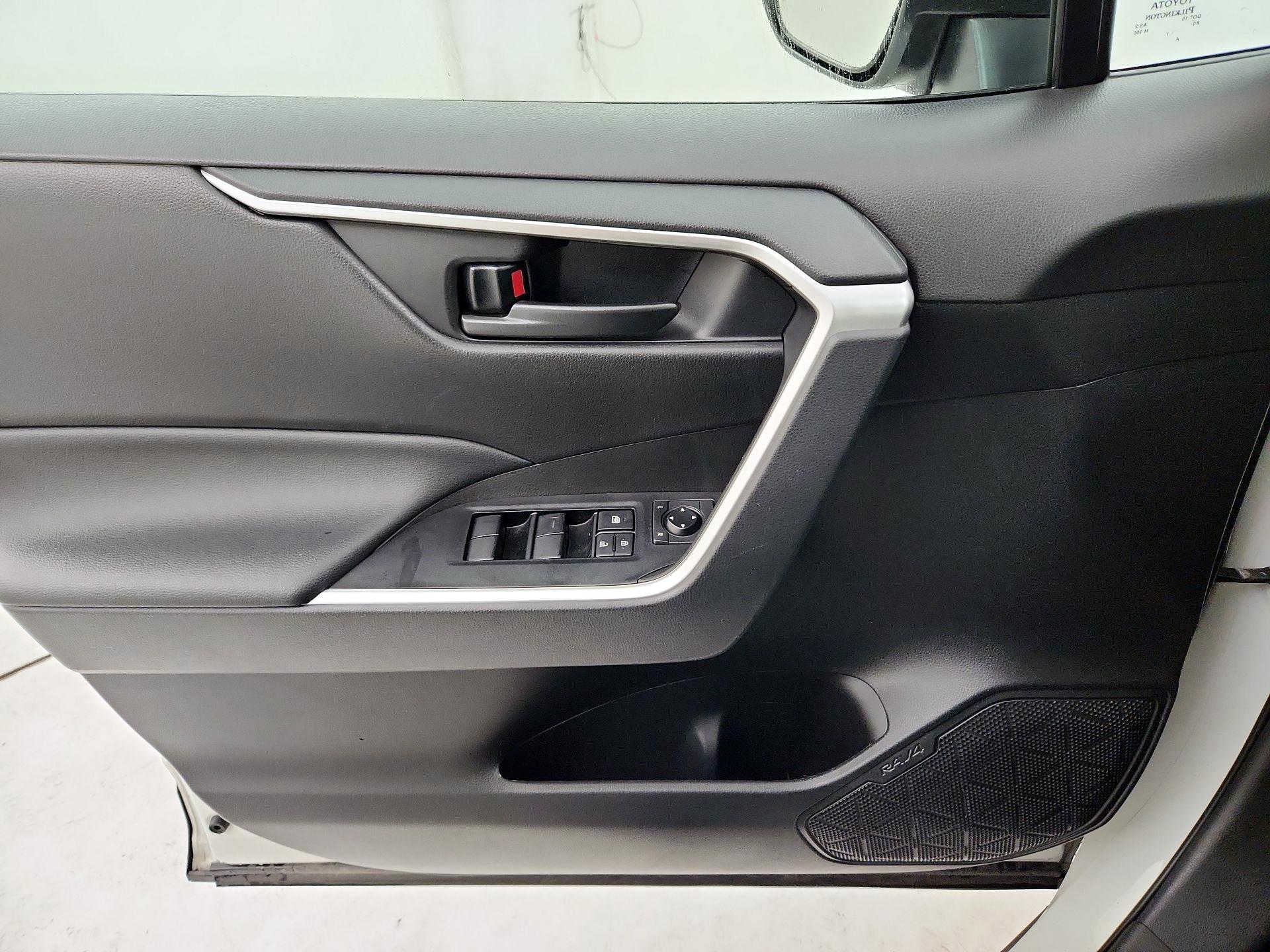 Thumbnail: 2022 Toyota RAV4 - 12