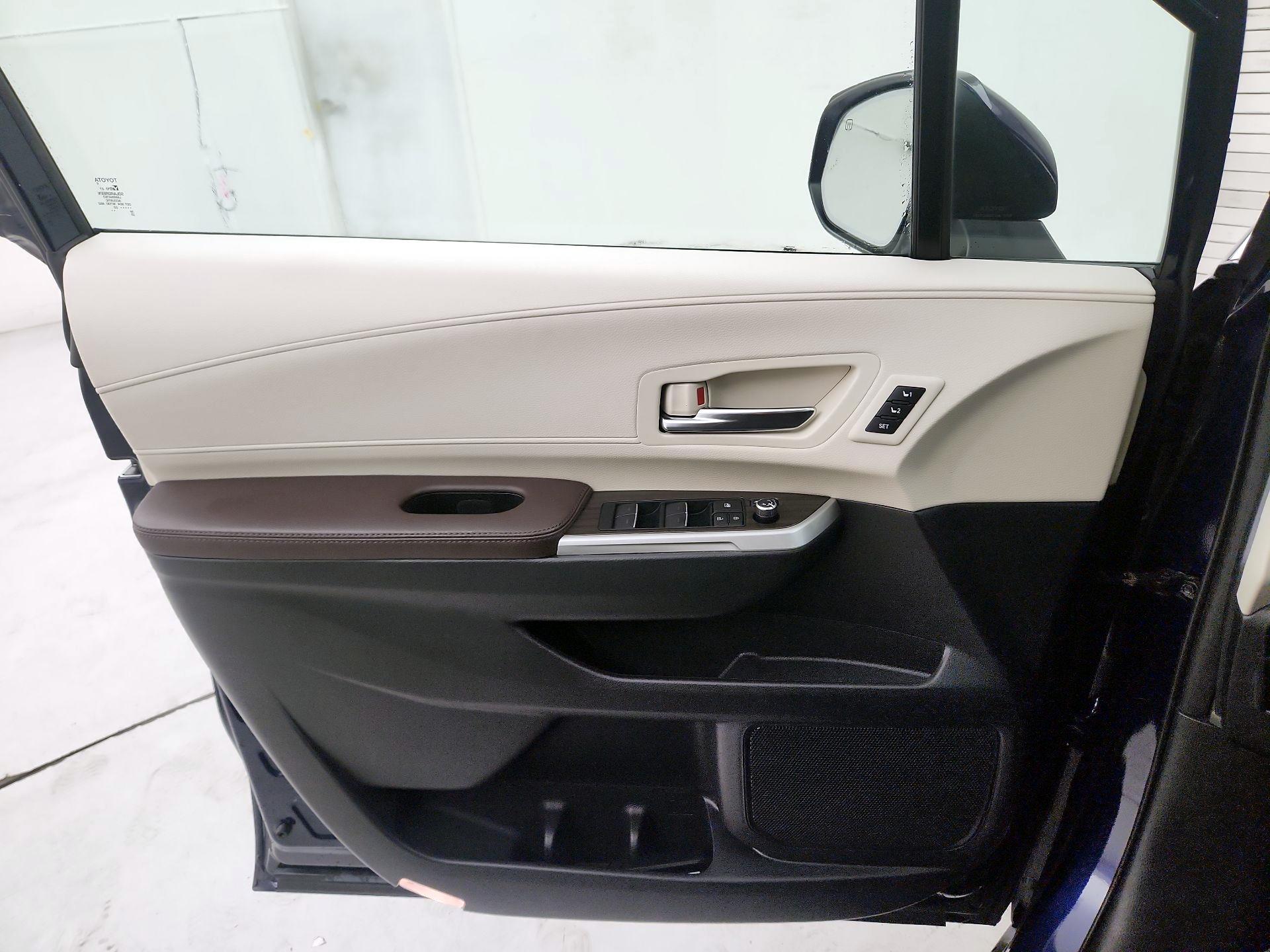 Thumbnail: 2022 Toyota Sienna - 12