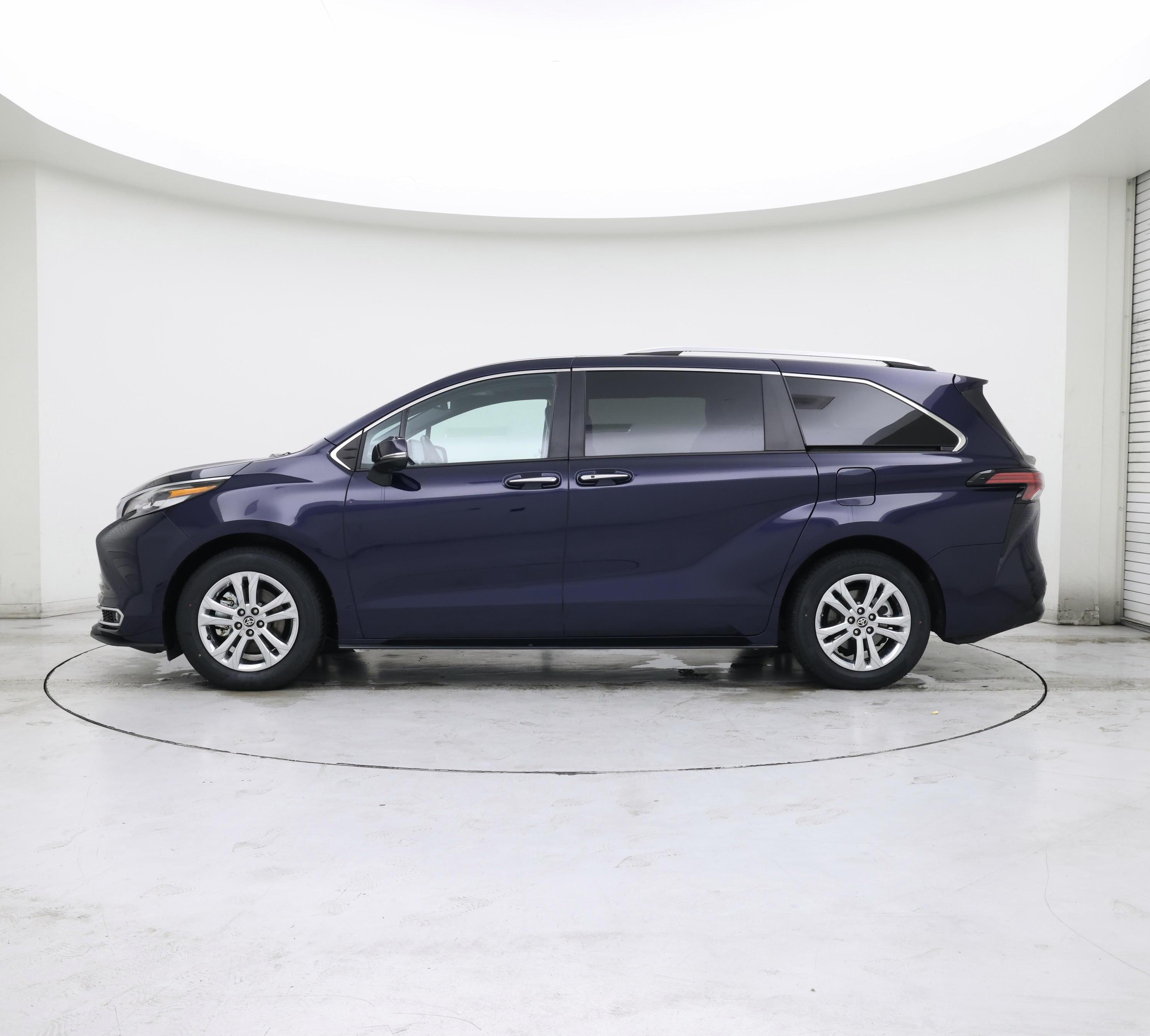 Thumbnail: 2022 Toyota Sienna - 3