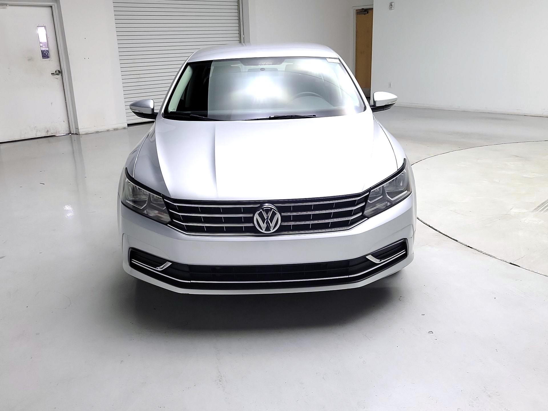 Thumbnail: 2018 Volkswagen Passat - 2