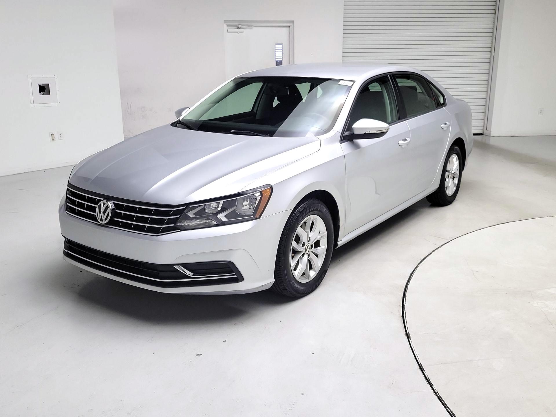 Thumbnail: 2018 Volkswagen Passat - 3