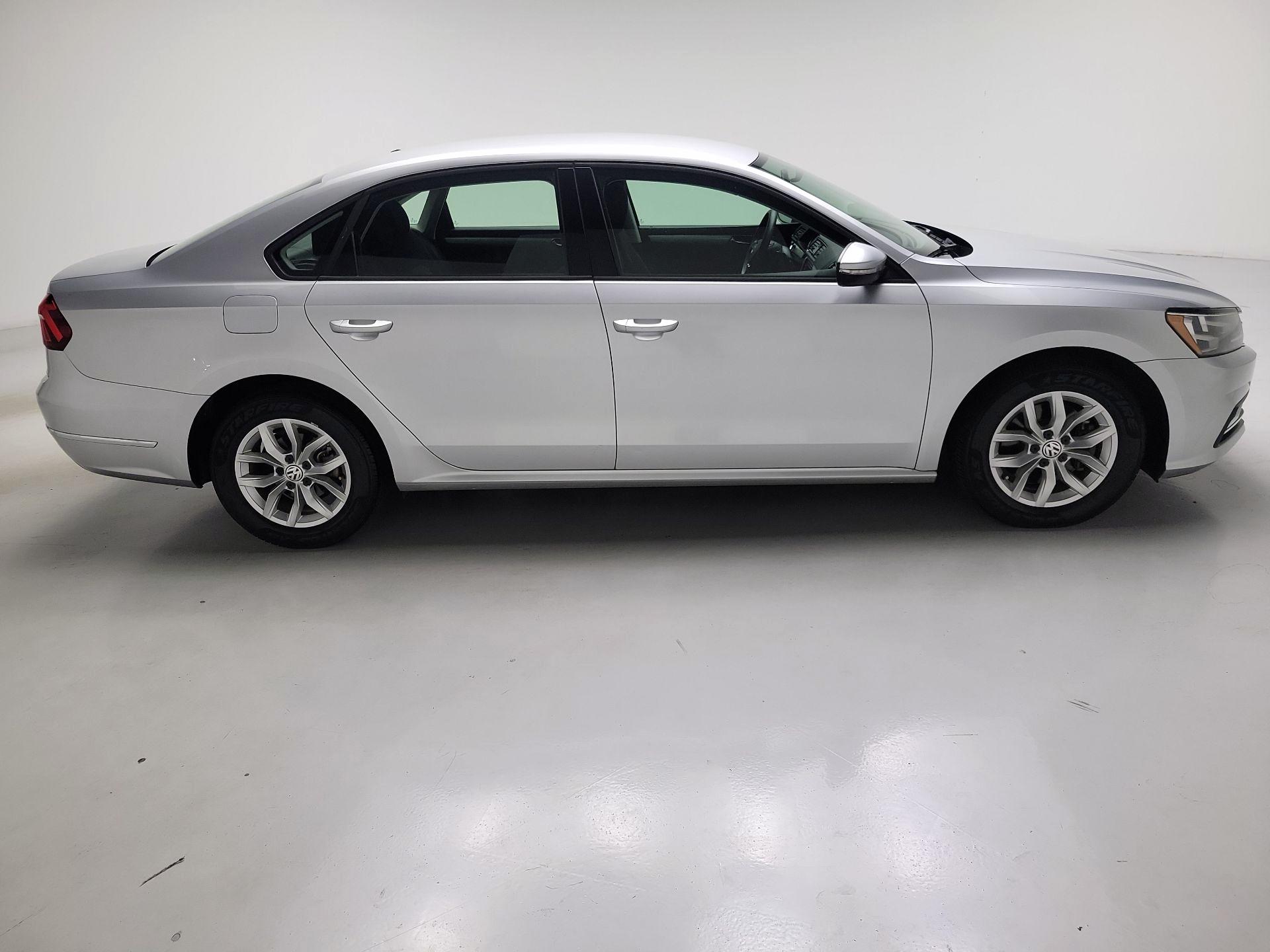 Thumbnail: 2018 Volkswagen Passat - 4