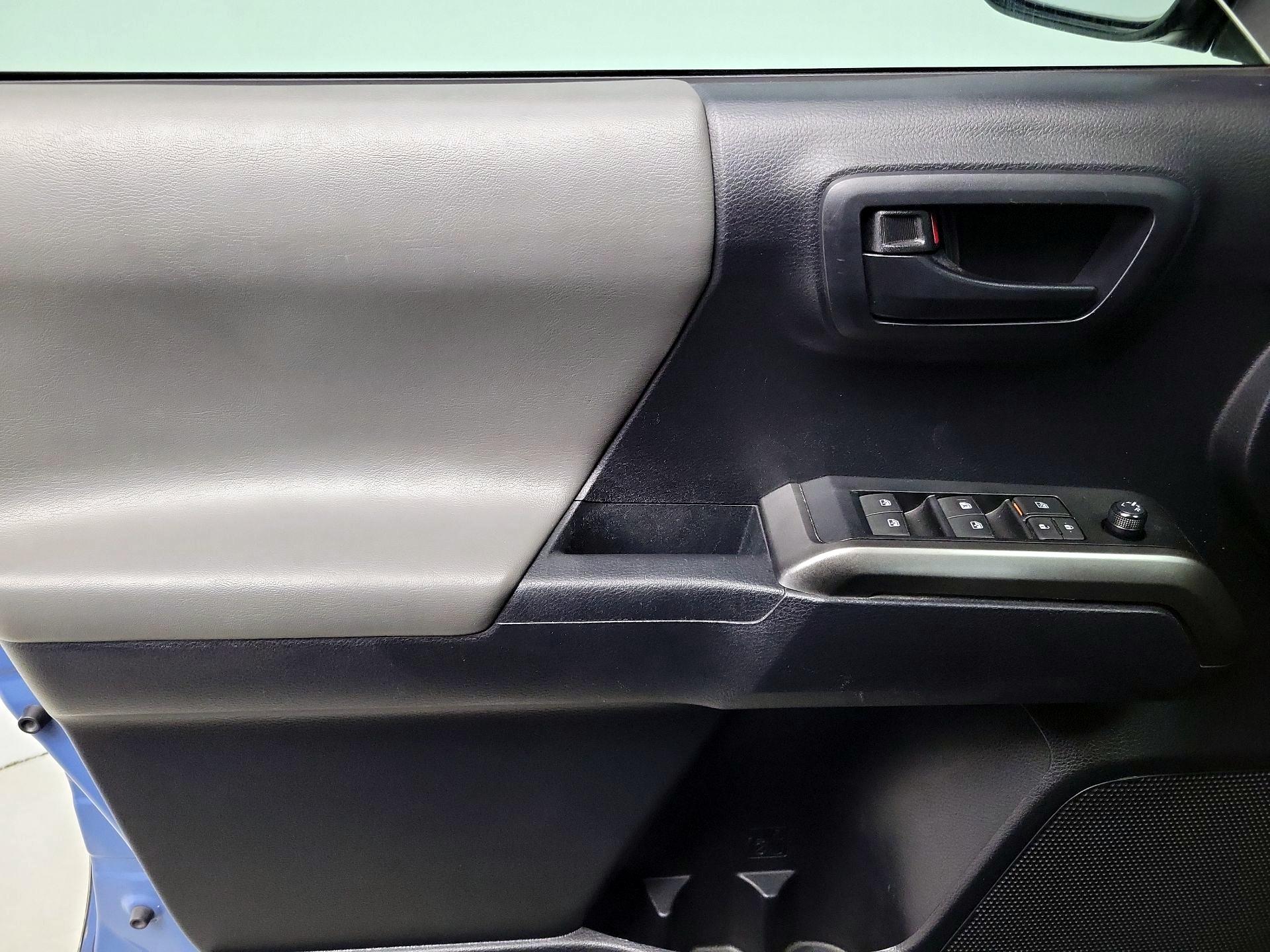 Thumbnail: 2019 Toyota Tacoma - 12