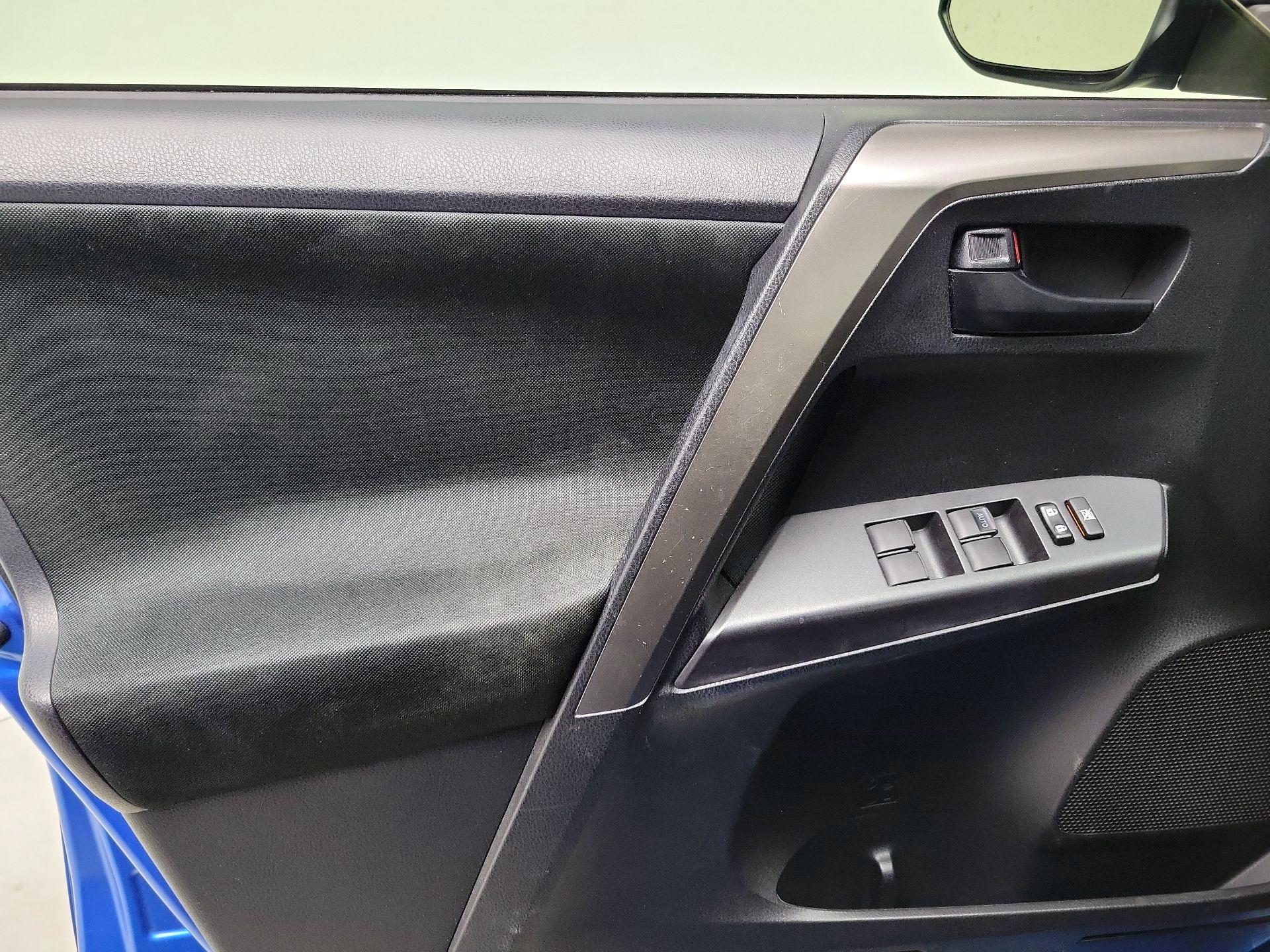 Thumbnail: 2018 Toyota RAV4 - 12