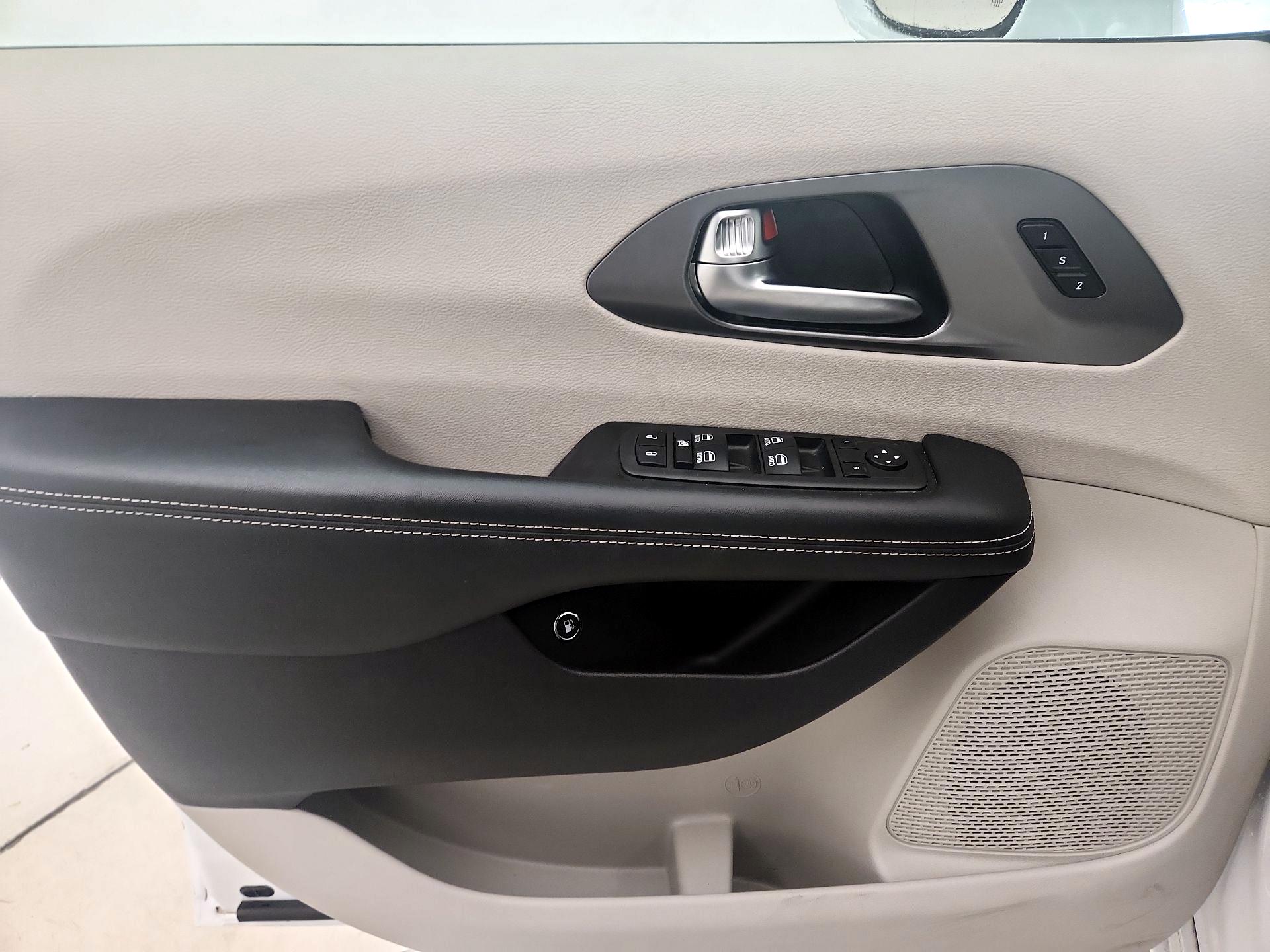 Thumbnail: 2022 Chrysler Pacifica - 12