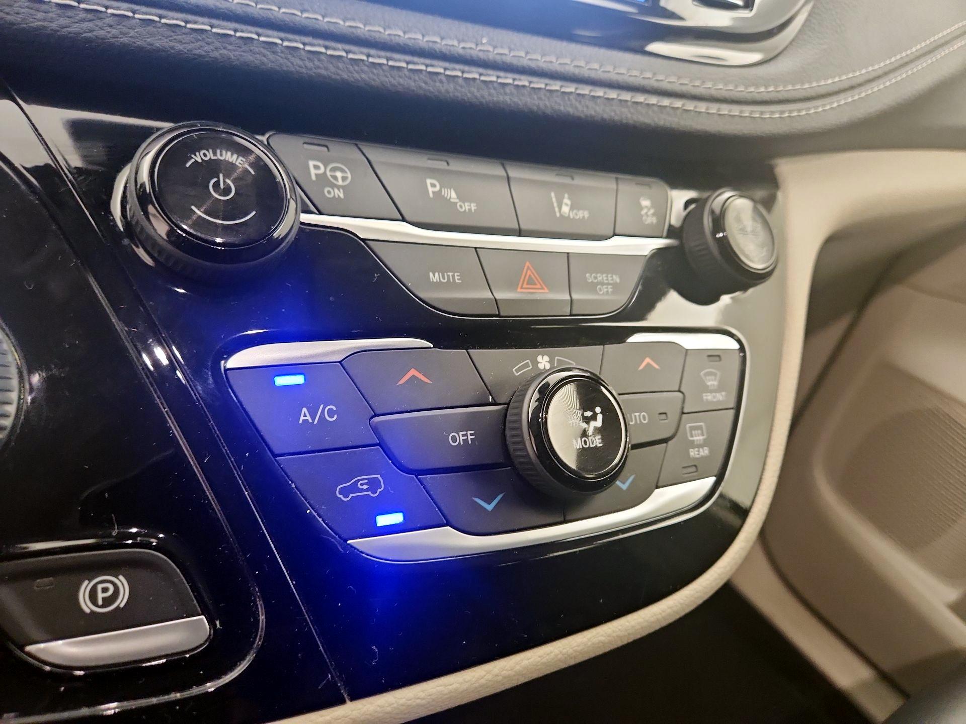 Thumbnail: 2022 Chrysler Pacifica - 17