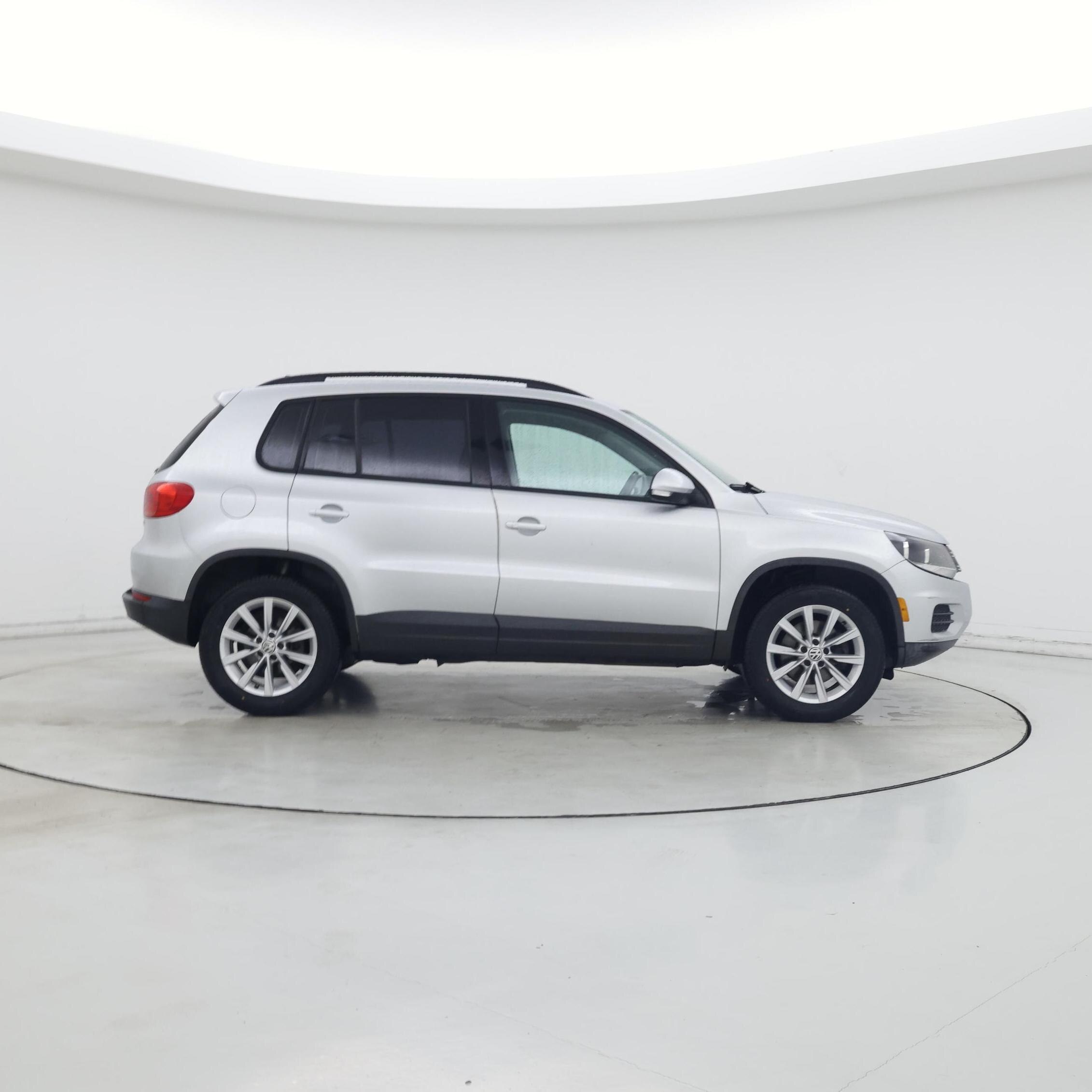 Thumbnail: 2017 Volkswagen Tiguan - 7