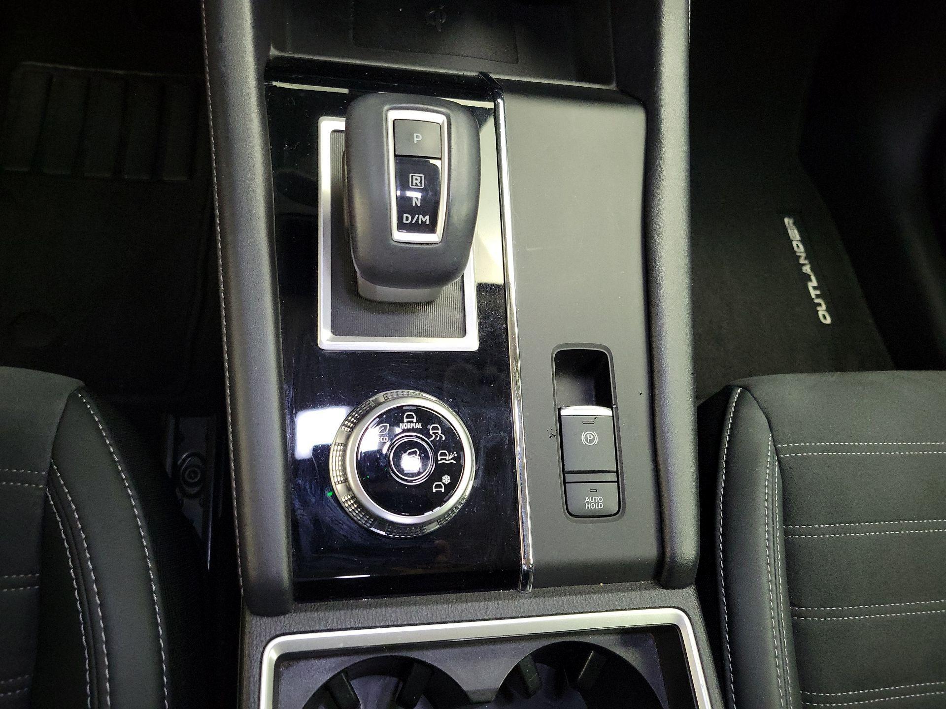 Thumbnail: 2022 Mitsubishi Outlander - 18