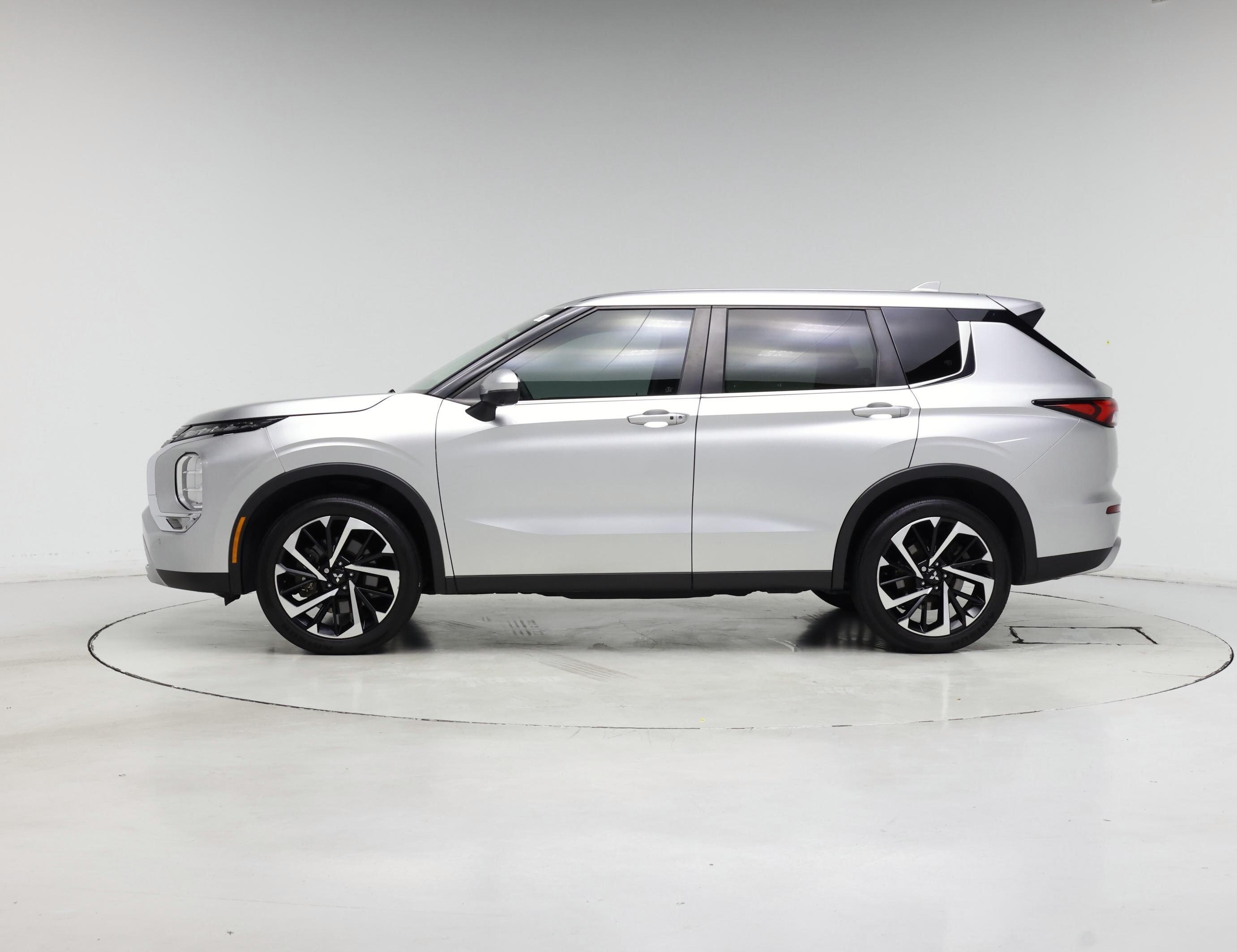 Thumbnail: 2022 Mitsubishi Outlander - 3