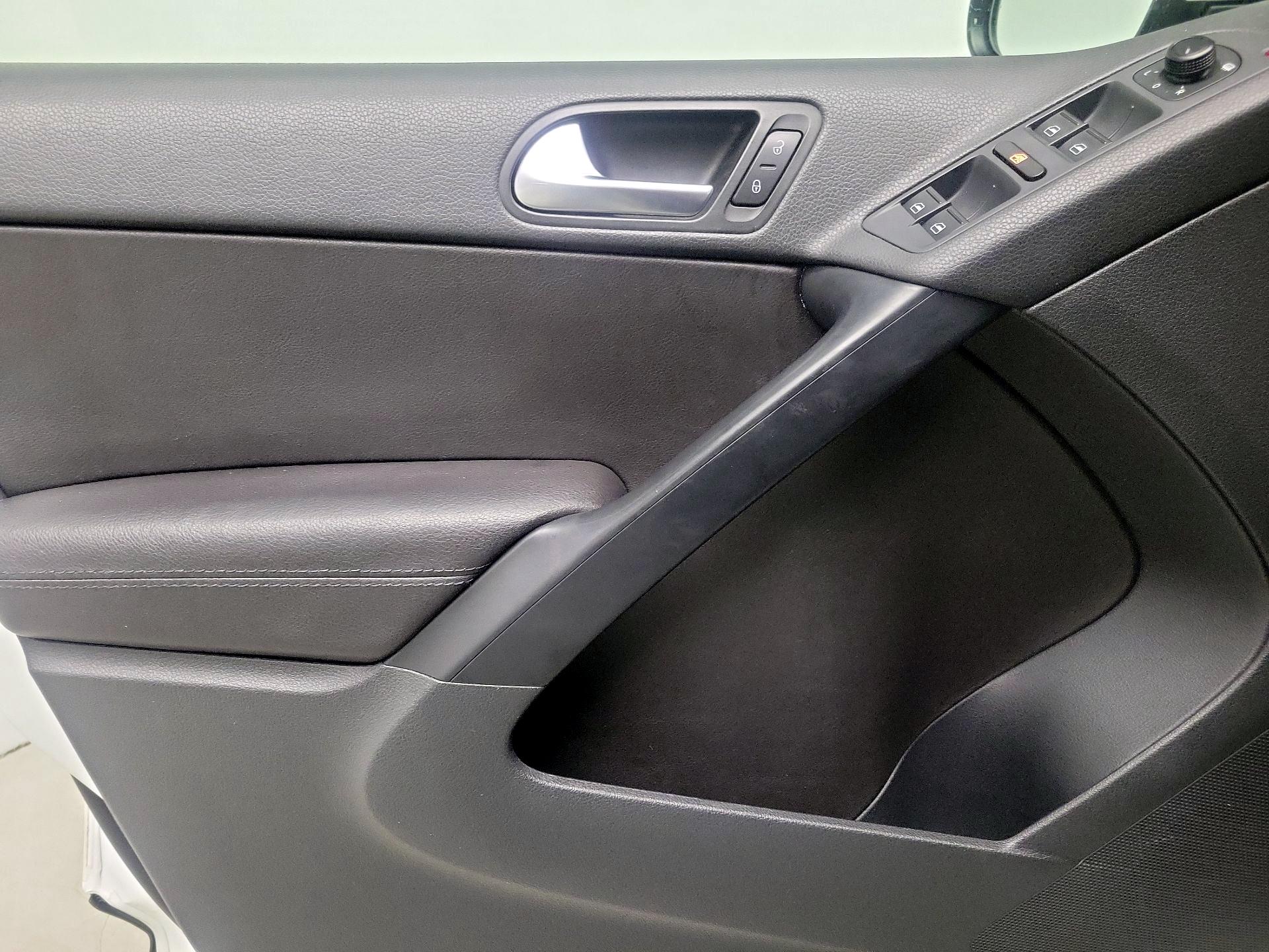 Thumbnail: 2016 Volkswagen Tiguan - 12