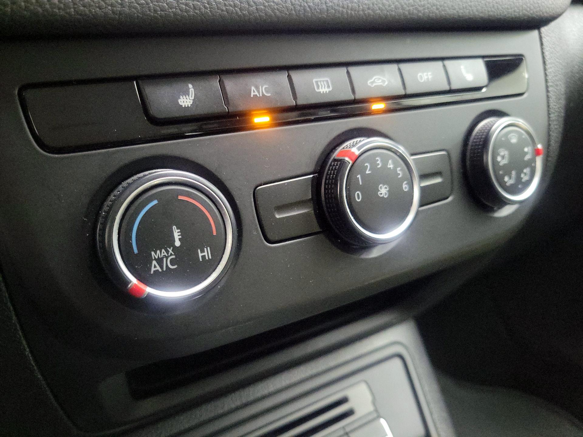 Thumbnail: 2016 Volkswagen Tiguan - 16