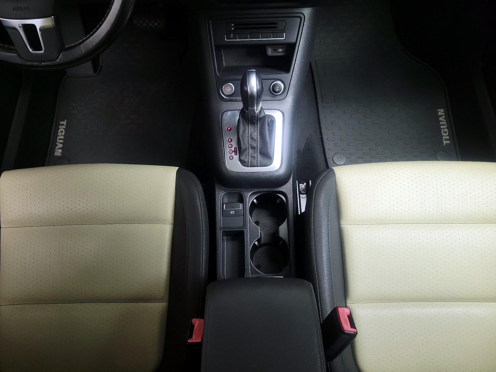 Thumbnail: 2016 Volkswagen Tiguan - 17