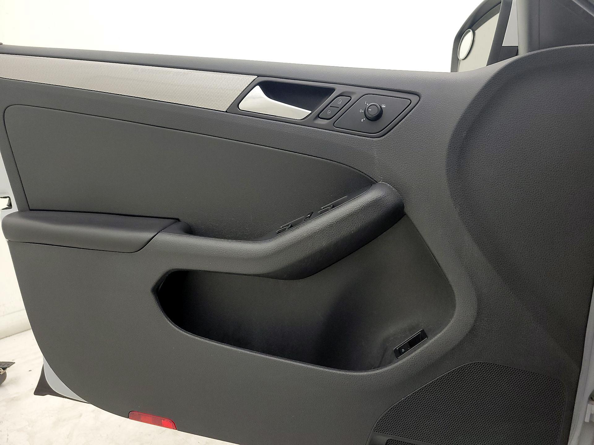 Thumbnail: 2017 Volkswagen Jetta - 12