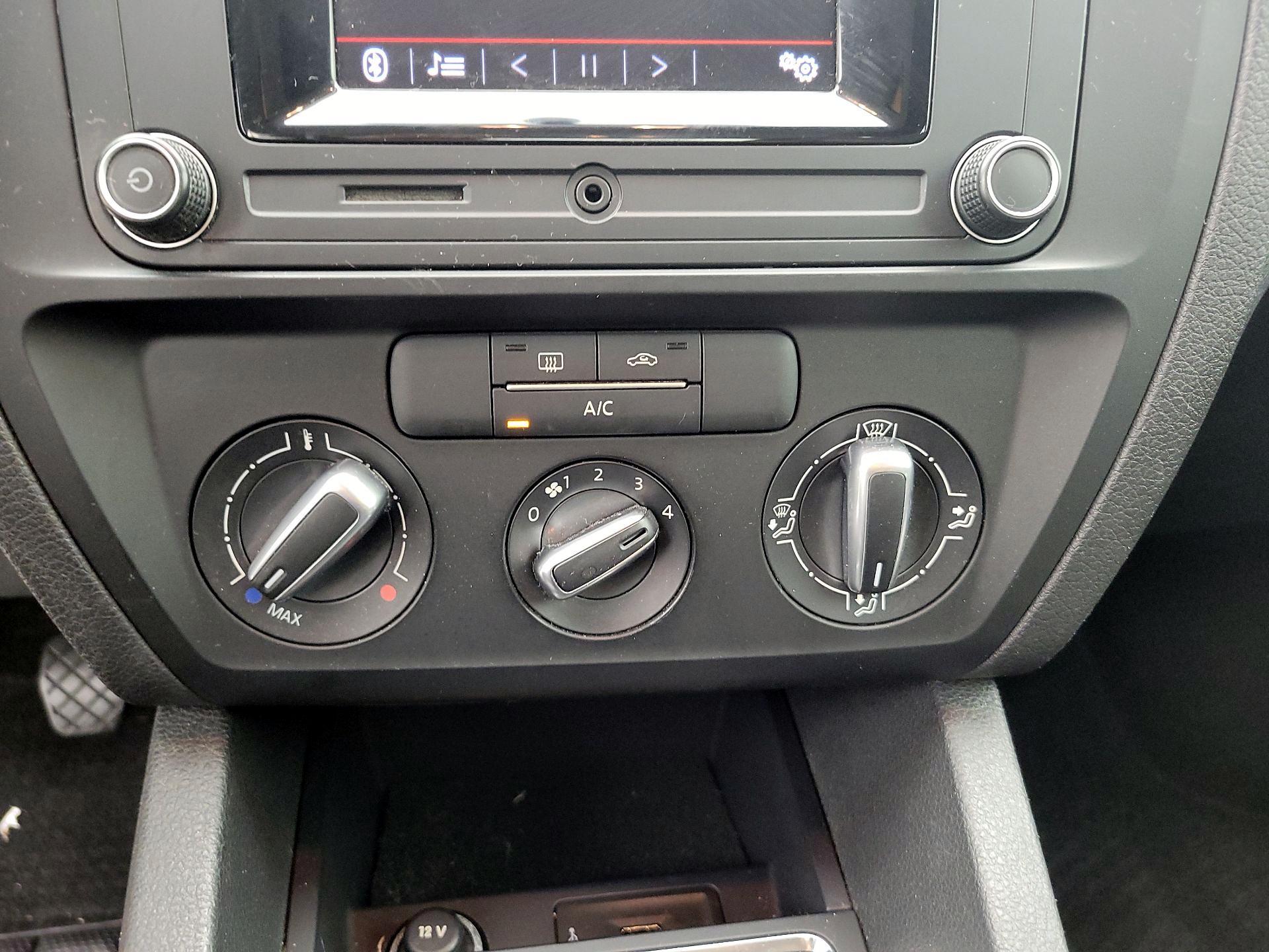 Thumbnail: 2017 Volkswagen Jetta - 16