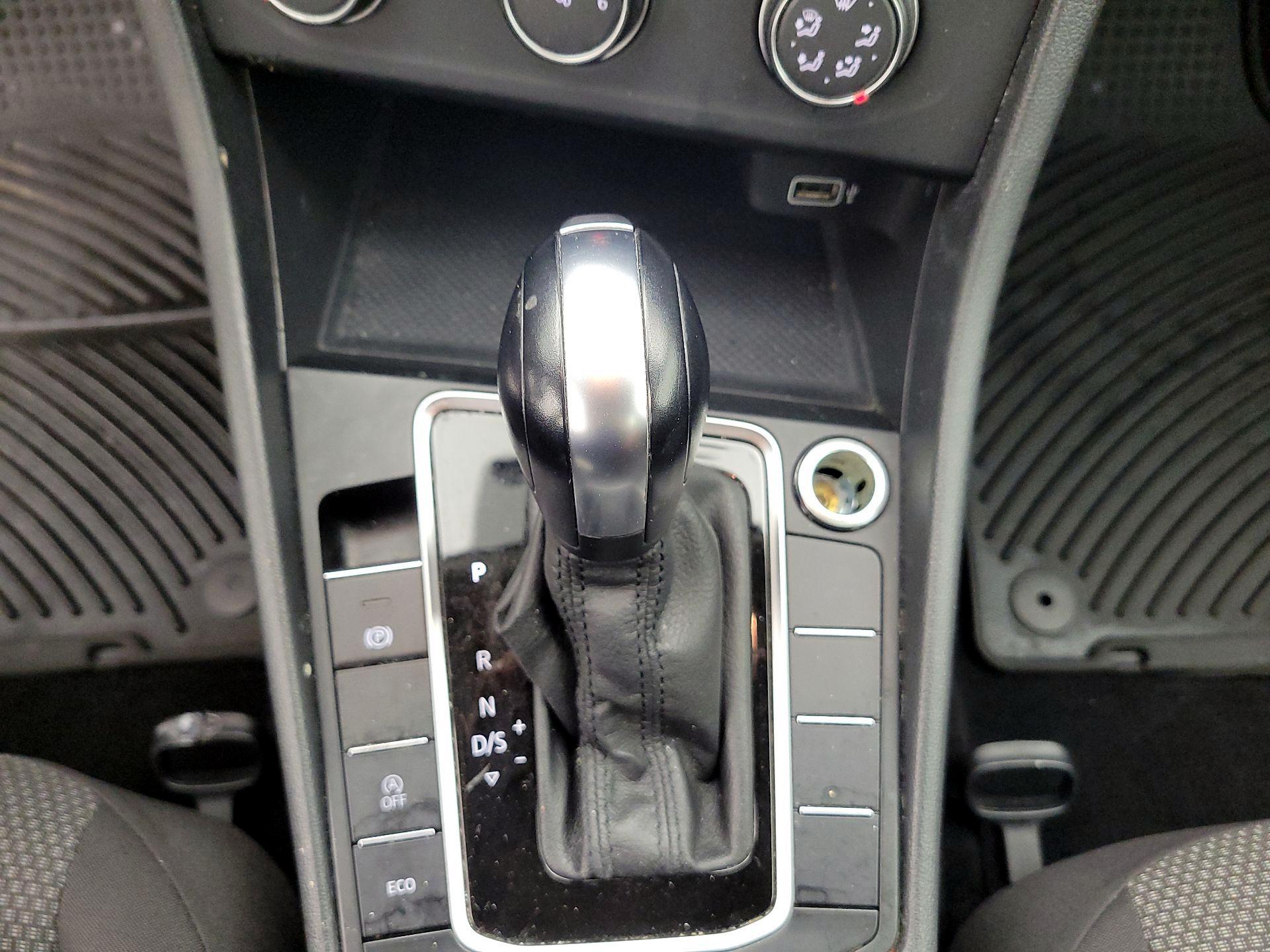 Thumbnail: 2019 Volkswagen Jetta - 17