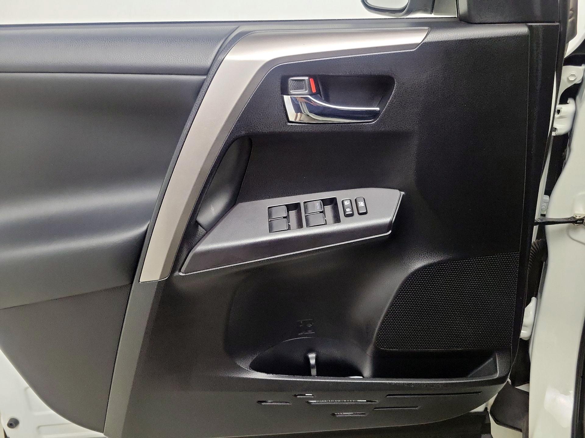 Thumbnail: 2018 Toyota RAV4 - 12