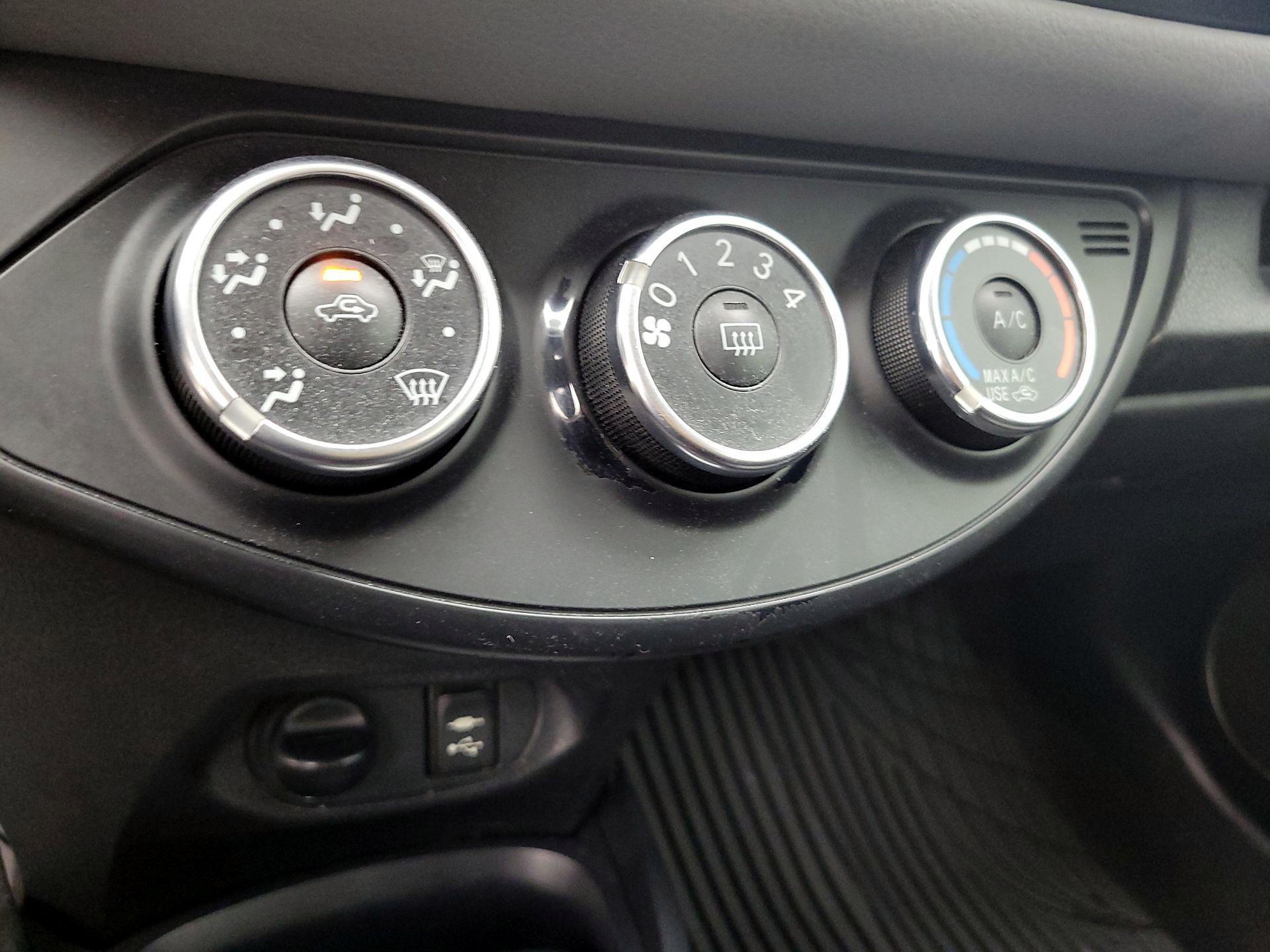 Thumbnail: 2015 Toyota Yaris - 16