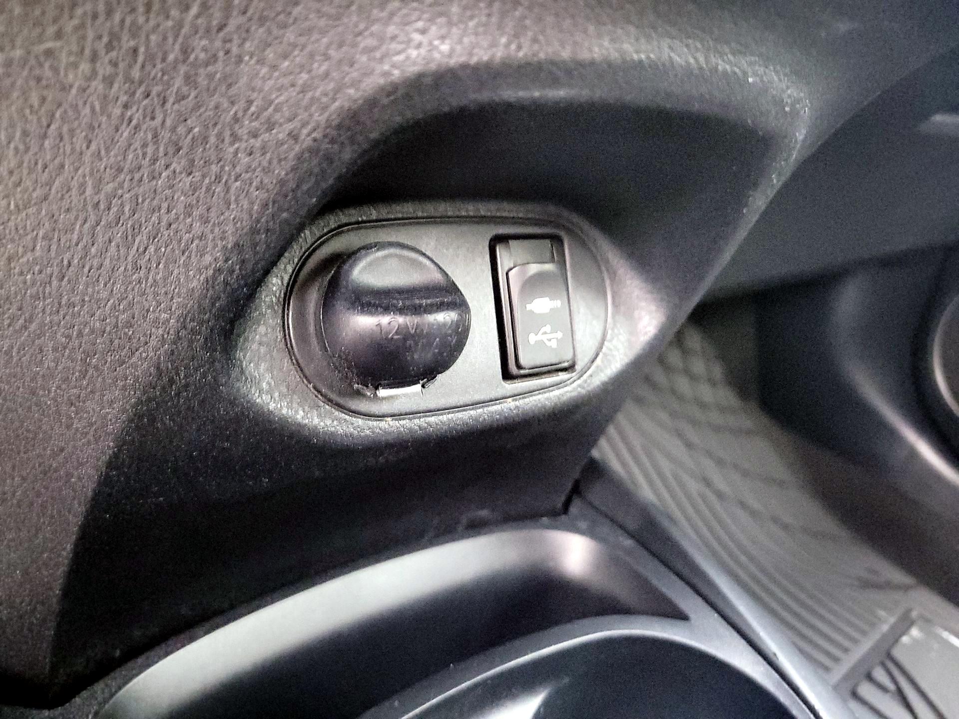 Thumbnail: 2015 Toyota Yaris - 18