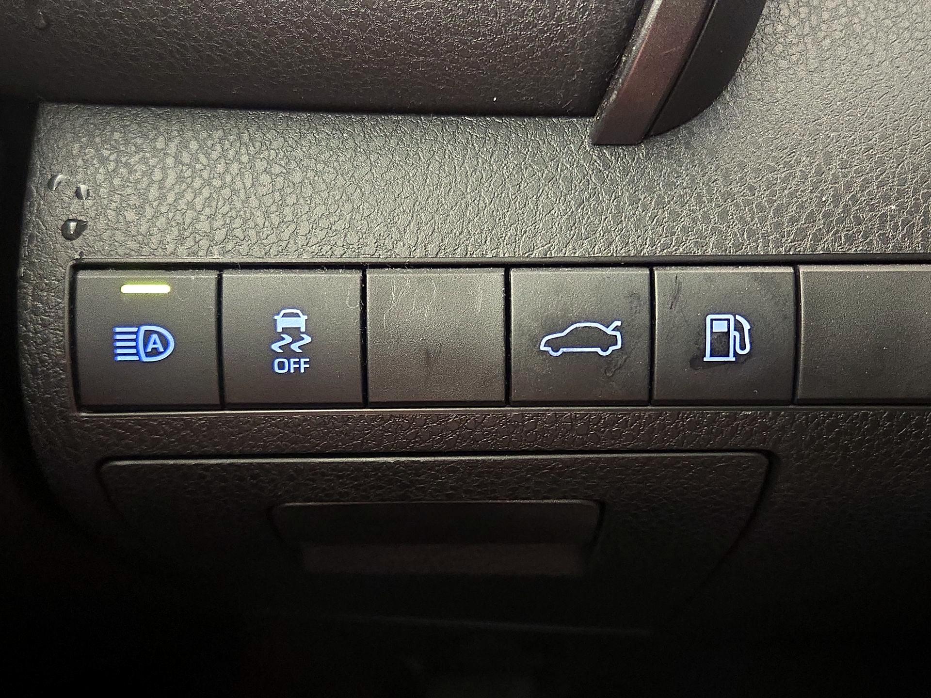 Thumbnail: 2018 Toyota Camry - 13