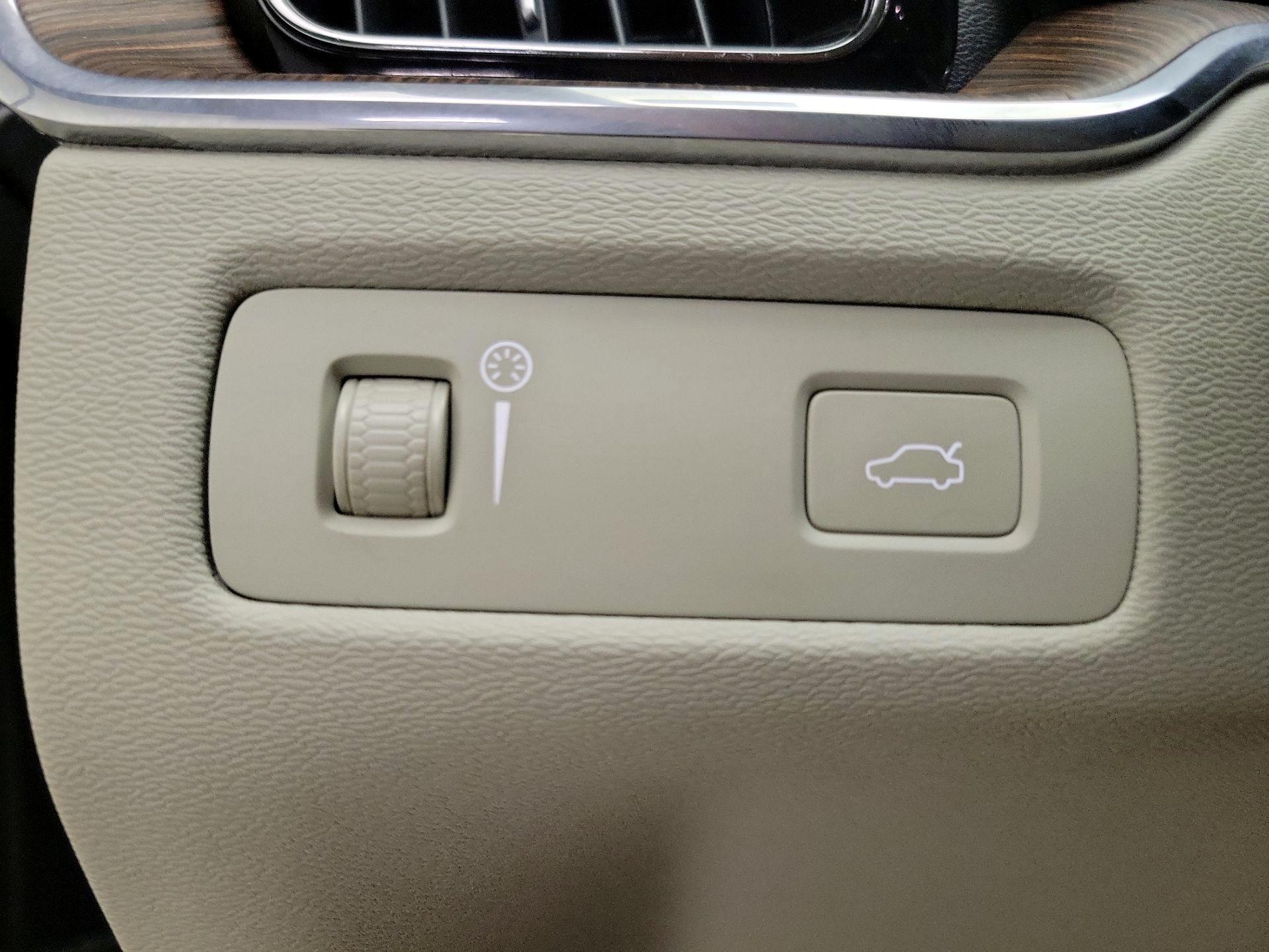 Thumbnail: 2021 Volvo XC60 - 13