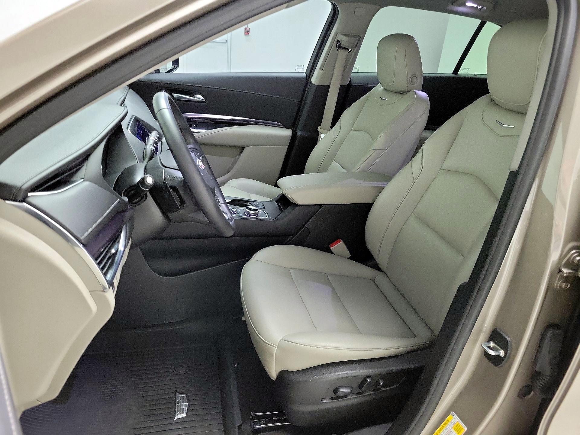 Thumbnail: 2023 Cadillac XT4 - 11