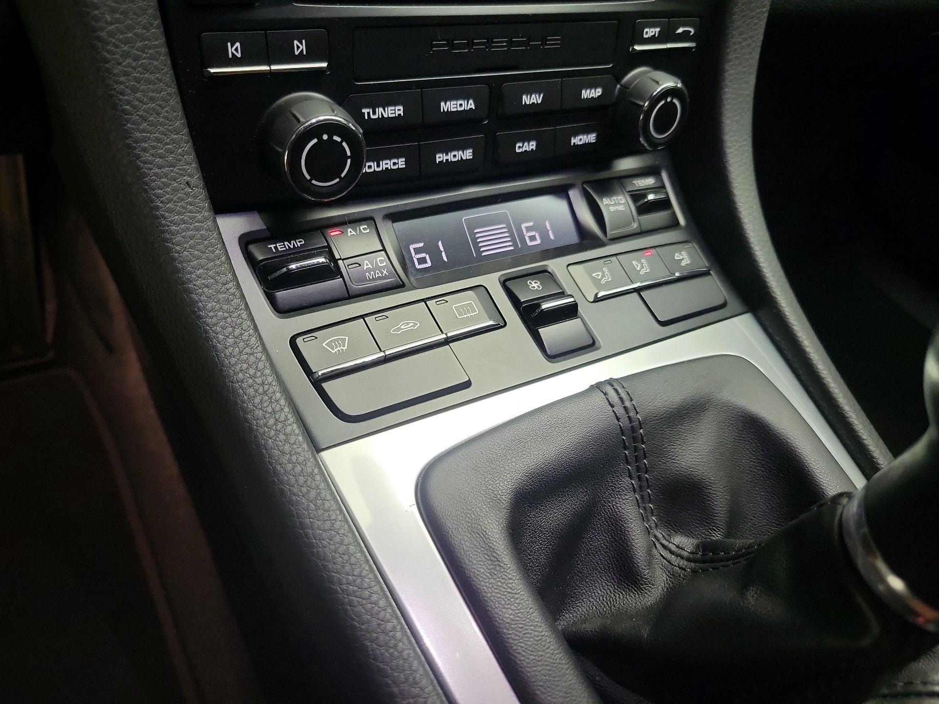 Thumbnail: 2018 Porsche 911 - 17