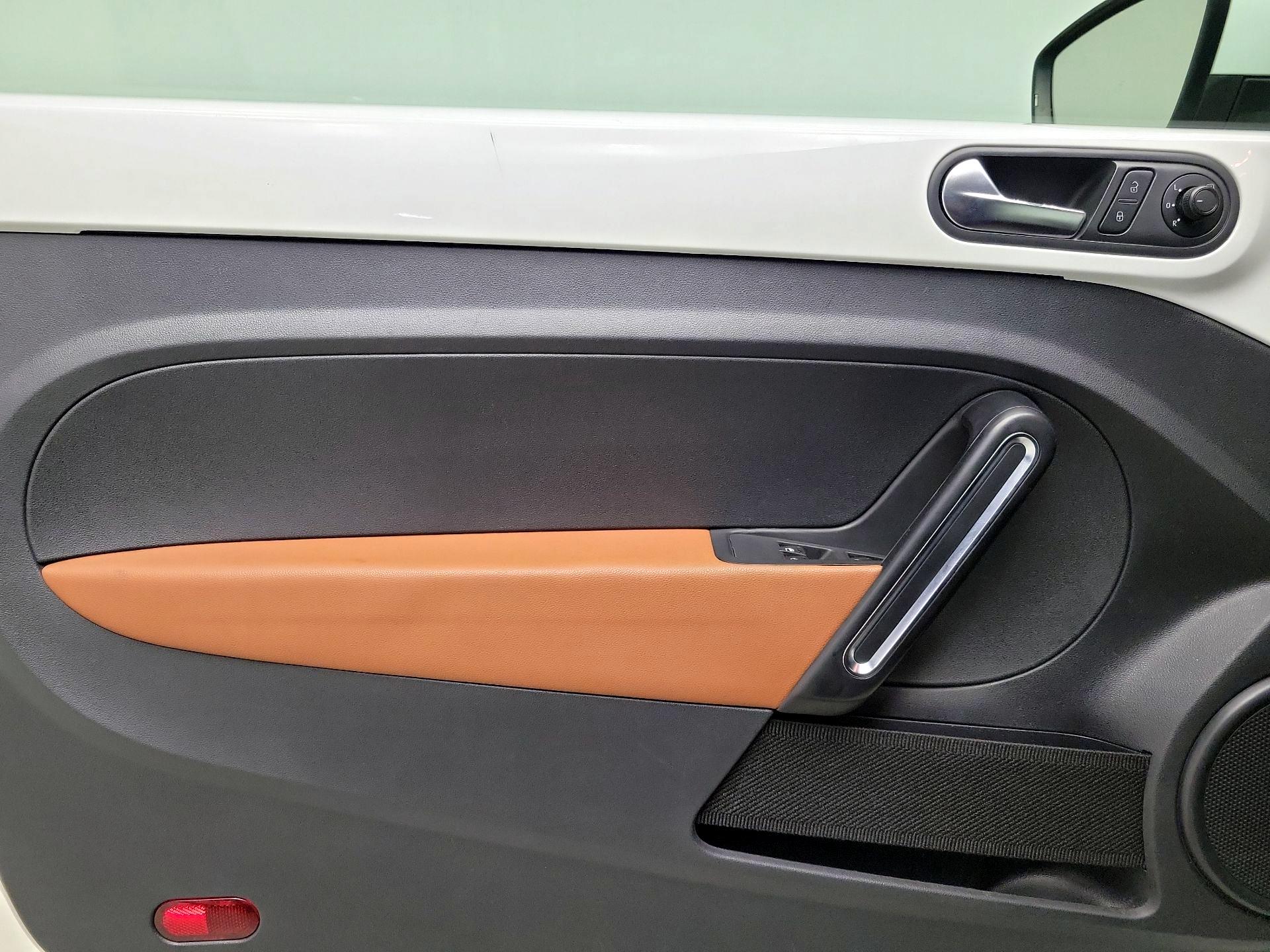 Thumbnail: 2017 Volkswagen Beetle - 12