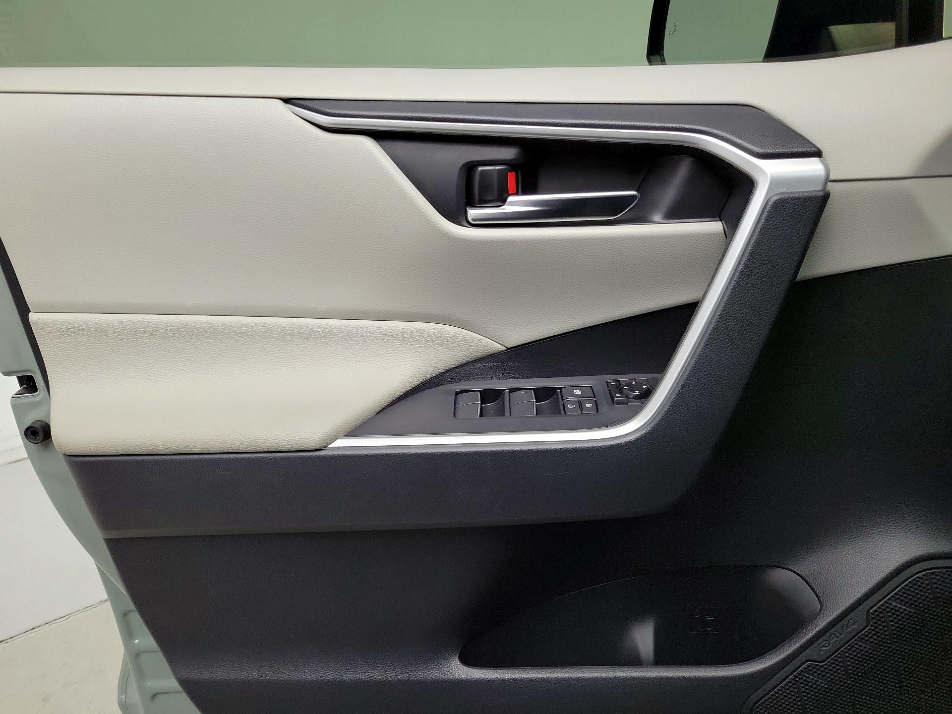 Thumbnail: 2019 Toyota RAV4 - 12