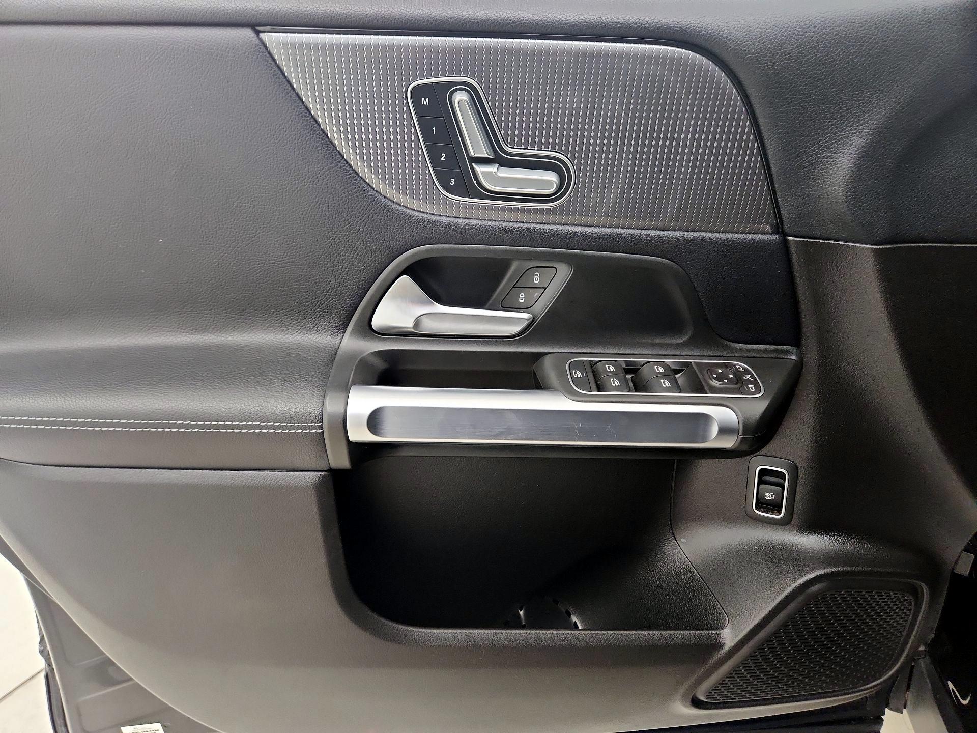 Thumbnail: 2020 Mercedes-Benz GLB - 12