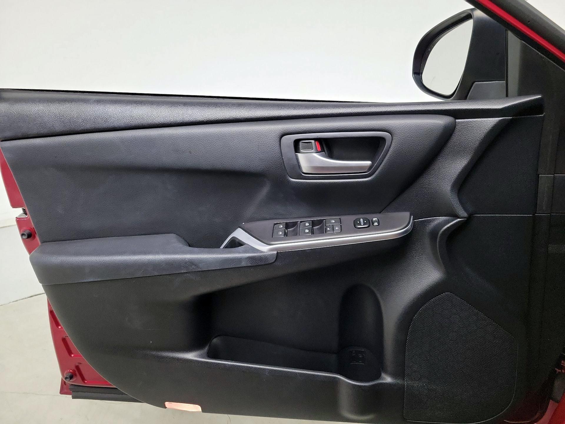 Thumbnail: 2015 Toyota Camry - 12